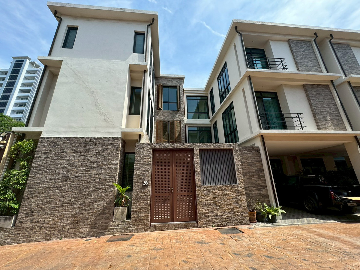 For RentHouseSukhumvit, Asoke, Thonglor : Single house with private pool, 4 bedrooms - Phrom Phong ** NO CO-AGENT **