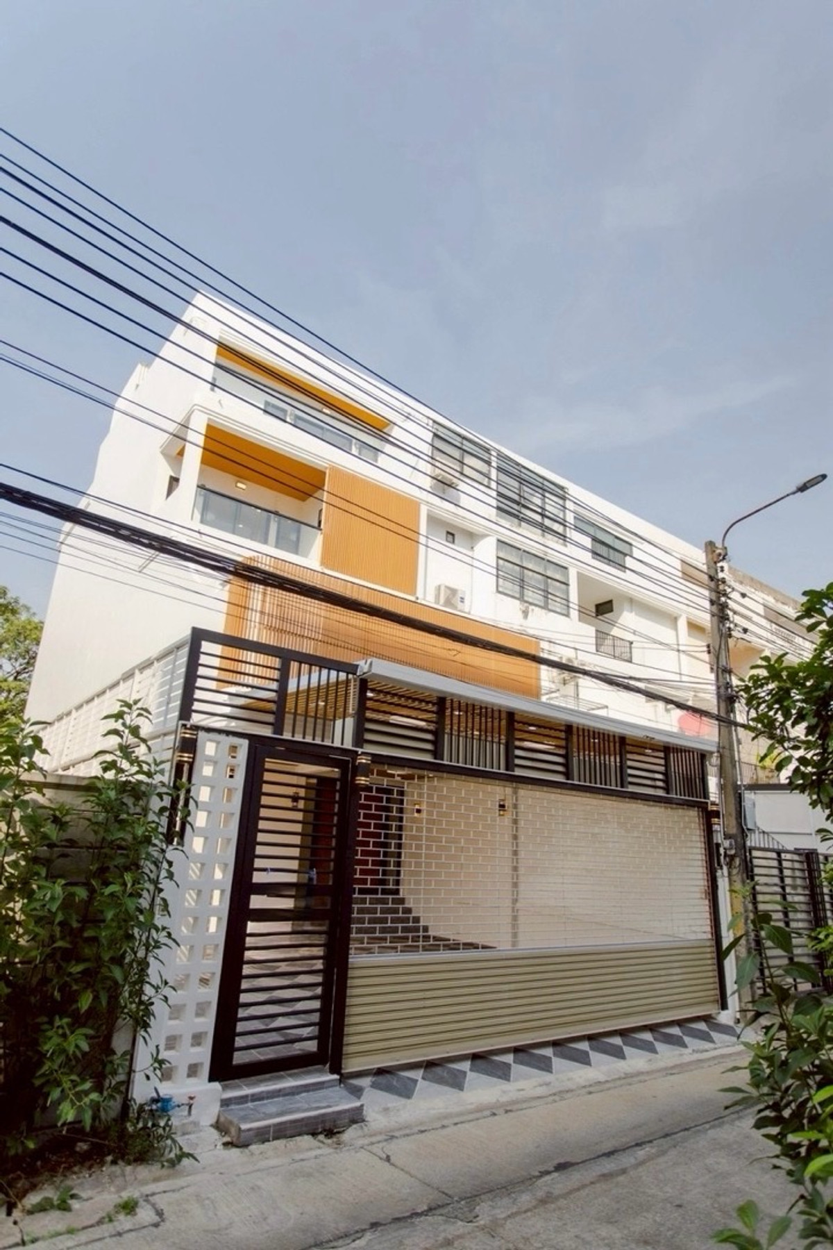 ขายทาวน์โฮมรัชดา ห้วยขวาง : ขายทาวน์เฮาส์ ห้วยขวาง ประชาอุทิศ หลังใหญ่ 6 ห้องนอน 7 ห้องน้ำ จอดรถ 5-6 คัน ใกล้ MRT ห้วยขวาง เหมาะอยู่อาศัยหรือทำ Home Office