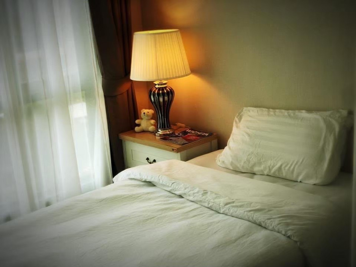 For SaleCondoLadprao, Central Ladprao : Condo for sale, Whizdom Avenue Ratchada Lat Phrao, next to MRT Lat Phrao, 0 meters, 2 bedrooms, corner room, no walls next to anyone.