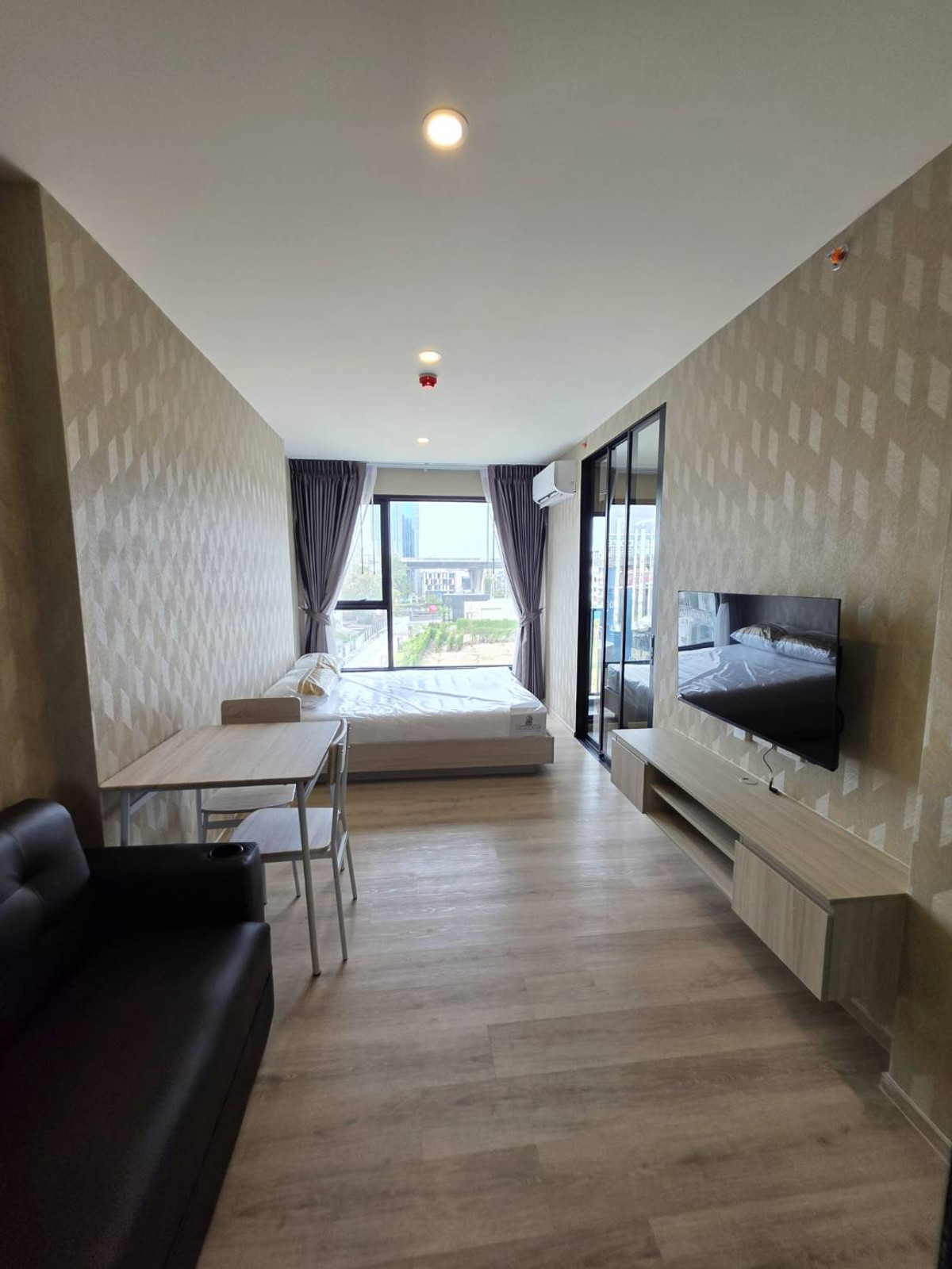 For RentCondoBangna, Bearing, Lasalle : 🔥For Rent Now🔥 Origin Place Bangna, brand new unit, never occupied. Next to MRT Sri Eiam Interchange (2 lines). Fully furnished with built-in furniture and Smart Closet. Near Central Bangna.