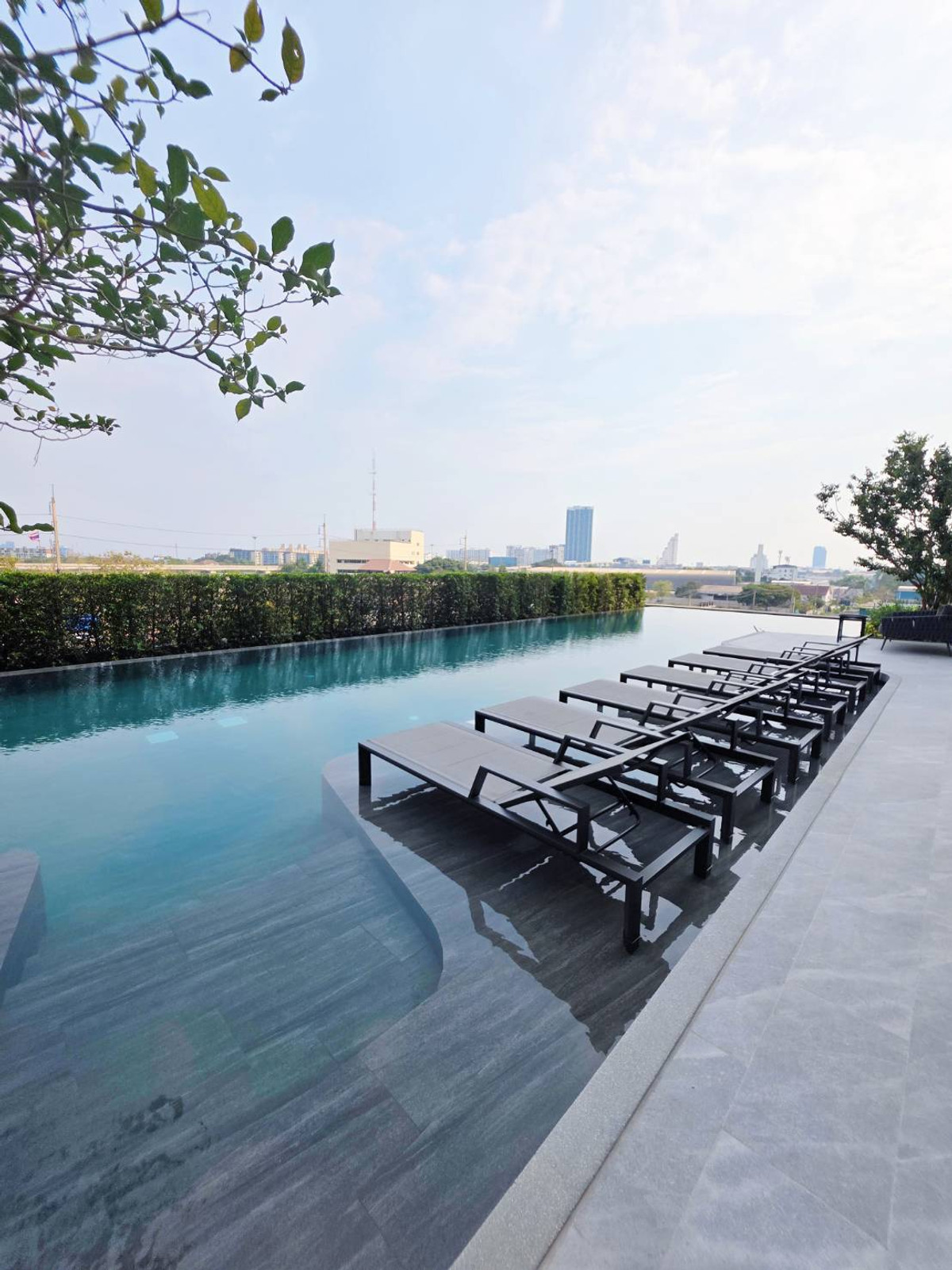 For RentCondoBangna, Bearing, Lasalle : 🔥For Rent Now🔥 Origin Place Bangna, brand new unit, never occupied. Next to MRT Sri Eiam Interchange (2 lines). Fully furnished with built-in furniture and Smart Closet. Near Central Bangna.