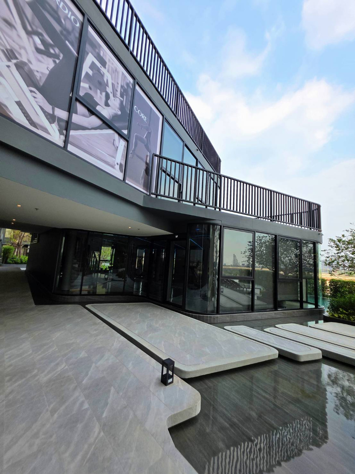 For RentCondoBangna, Bearing, Lasalle : 🔥For Rent Now🔥 Origin Place Bangna, brand new unit, never occupied. Next to MRT Sri Eiam Interchange (2 lines). Fully furnished with built-in furniture and Smart Closet. Near Central Bangna.