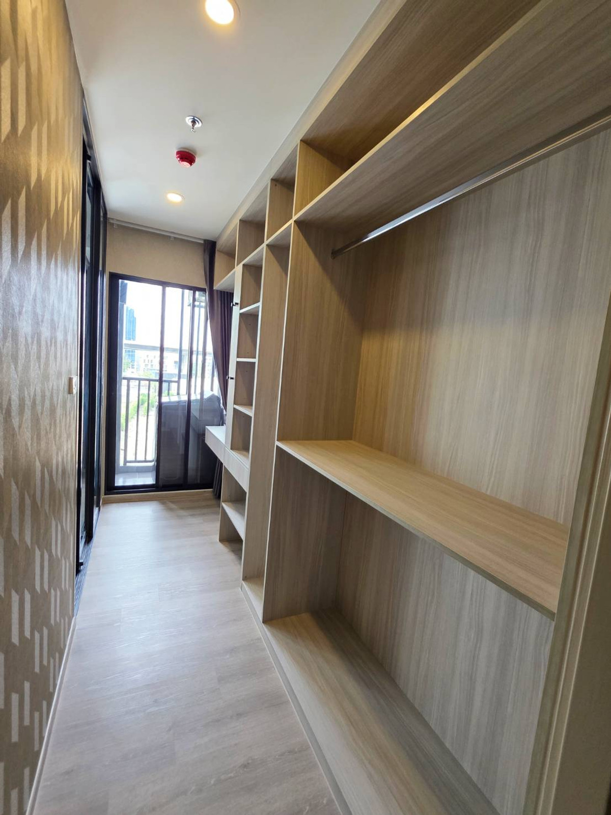 For RentCondoBangna, Bearing, Lasalle : 🔥For Rent Now🔥 Origin Place Bangna, brand new unit, never occupied. Next to MRT Sri Eiam Interchange (2 lines). Fully furnished with built-in furniture and Smart Closet. Near Central Bangna.