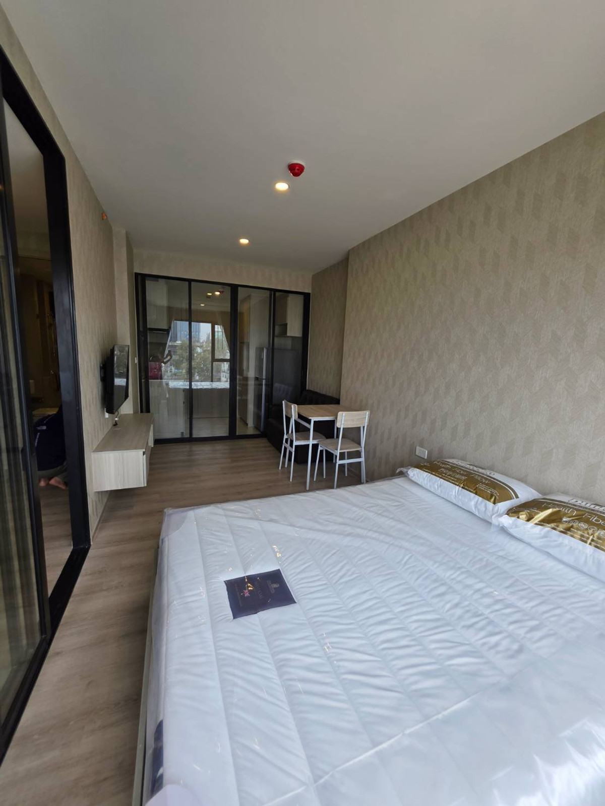 For RentCondoBangna, Bearing, Lasalle : 🔥For Rent Now🔥 Origin Place Bangna, brand new unit, never occupied. Next to MRT Sri Eiam Interchange (2 lines). Fully furnished with built-in furniture and Smart Closet. Near Central Bangna.