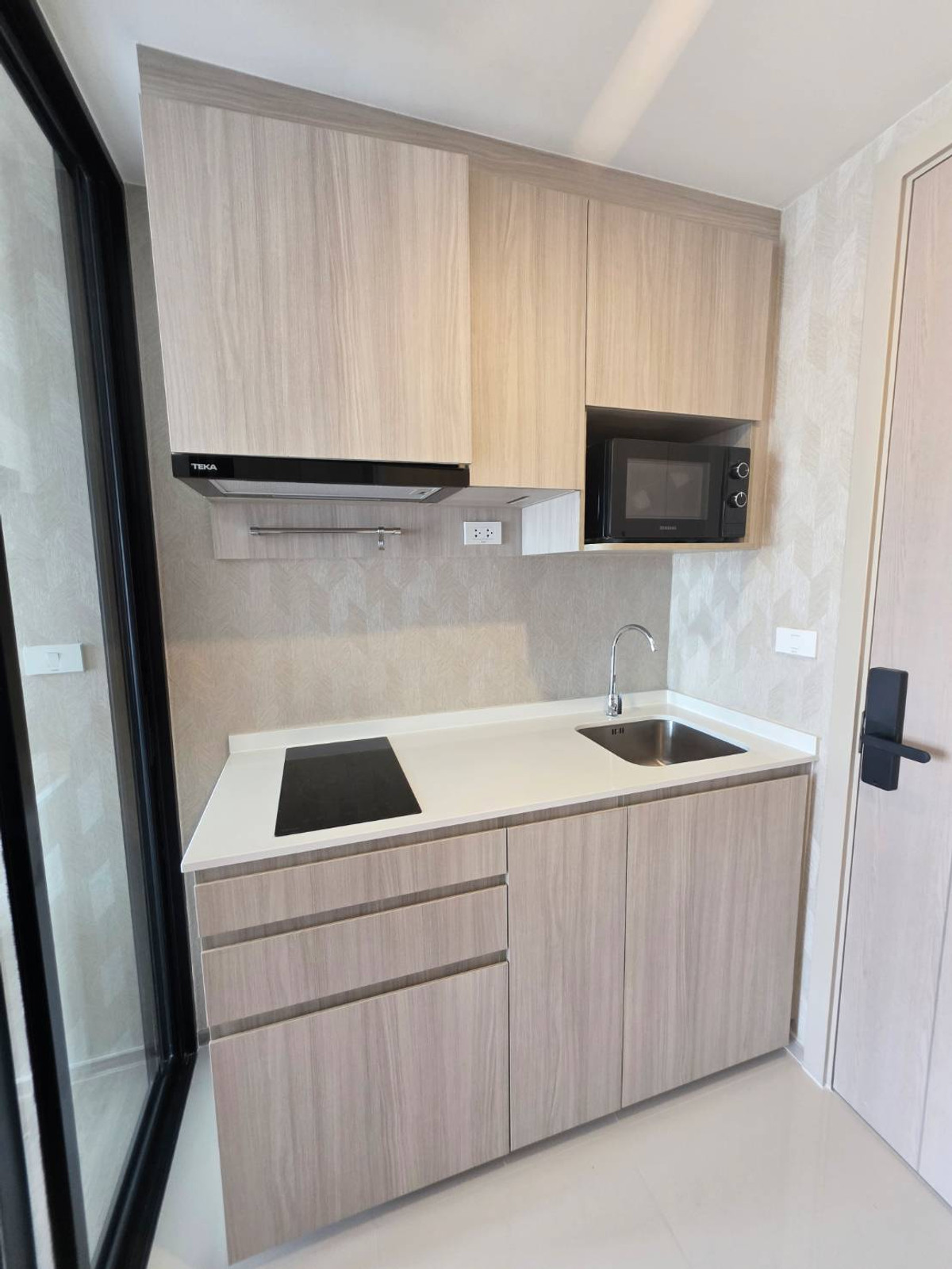 For RentCondoBangna, Bearing, Lasalle : 🔥For Rent Now🔥 Origin Place Bangna, brand new unit, never occupied. Next to MRT Sri Eiam Interchange (2 lines). Fully furnished with built-in furniture and Smart Closet. Near Central Bangna.