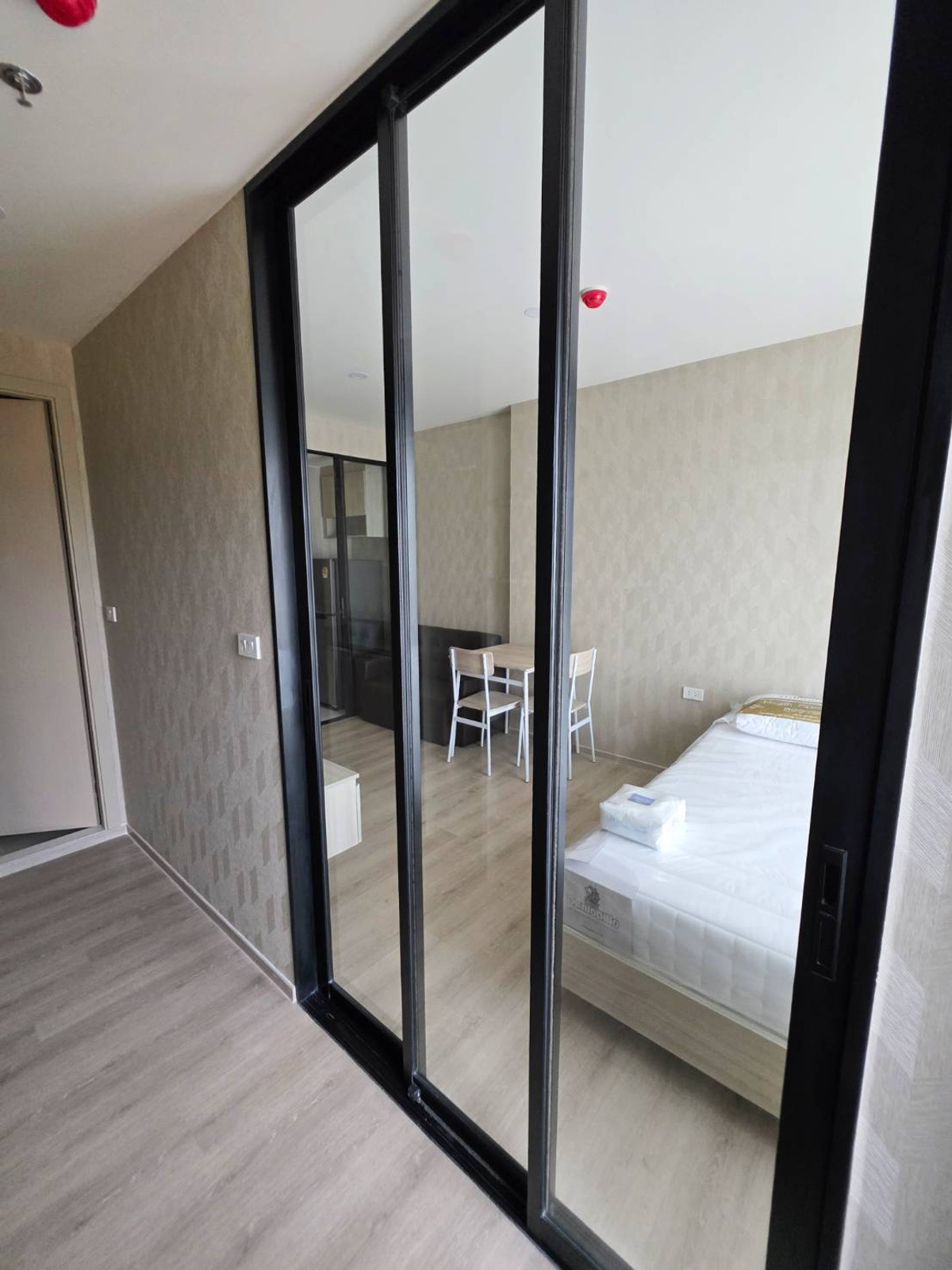 For RentCondoBangna, Bearing, Lasalle : 🔥For Rent Now🔥 Origin Place Bangna, brand new unit, never occupied. Next to MRT Sri Eiam Interchange (2 lines). Fully furnished with built-in furniture and Smart Closet. Near Central Bangna.