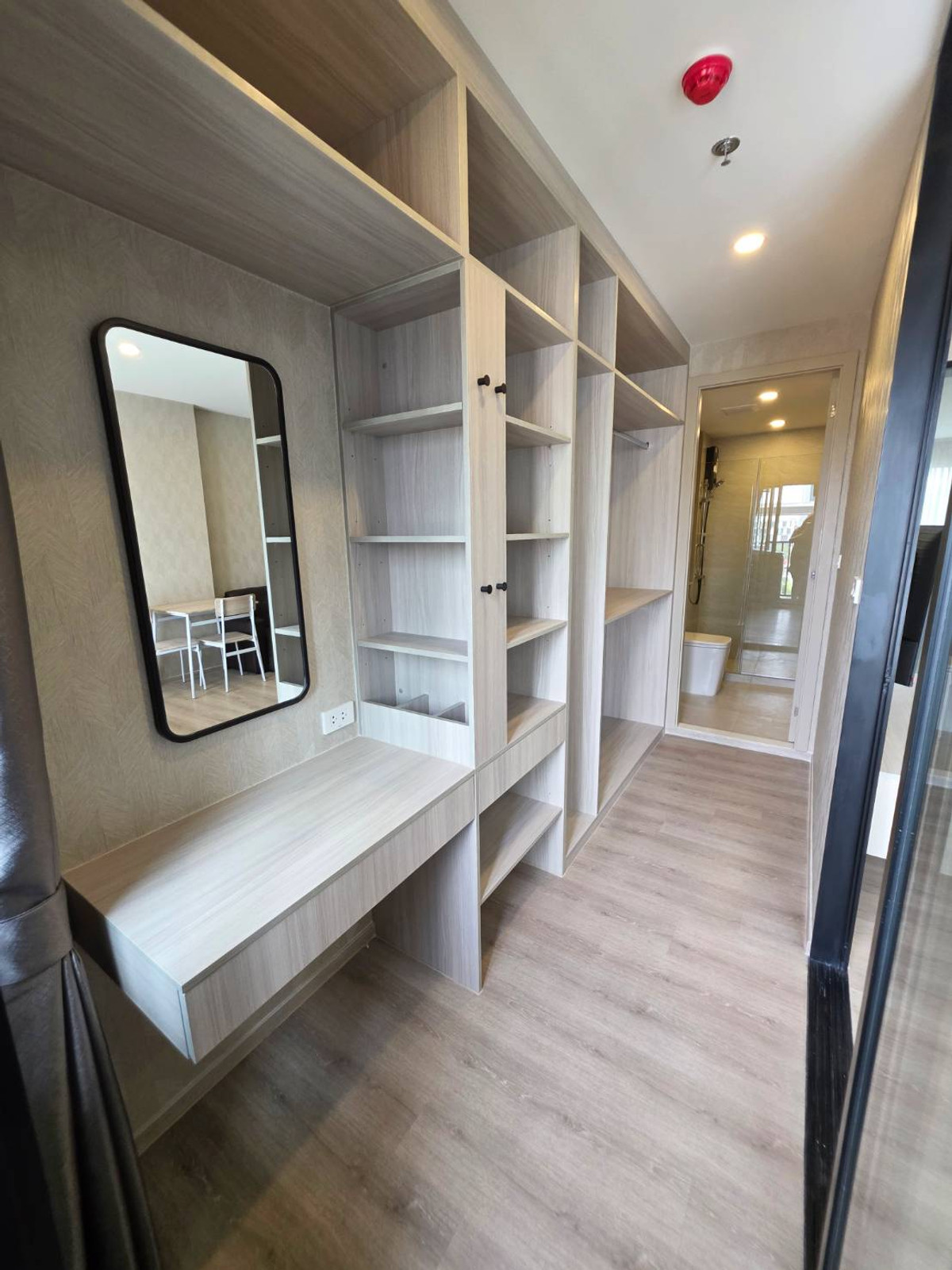 For RentCondoBangna, Bearing, Lasalle : 🔥For Rent Now🔥 Origin Place Bangna, brand new unit, never occupied. Next to MRT Sri Eiam Interchange (2 lines). Fully furnished with built-in furniture and Smart Closet. Near Central Bangna.