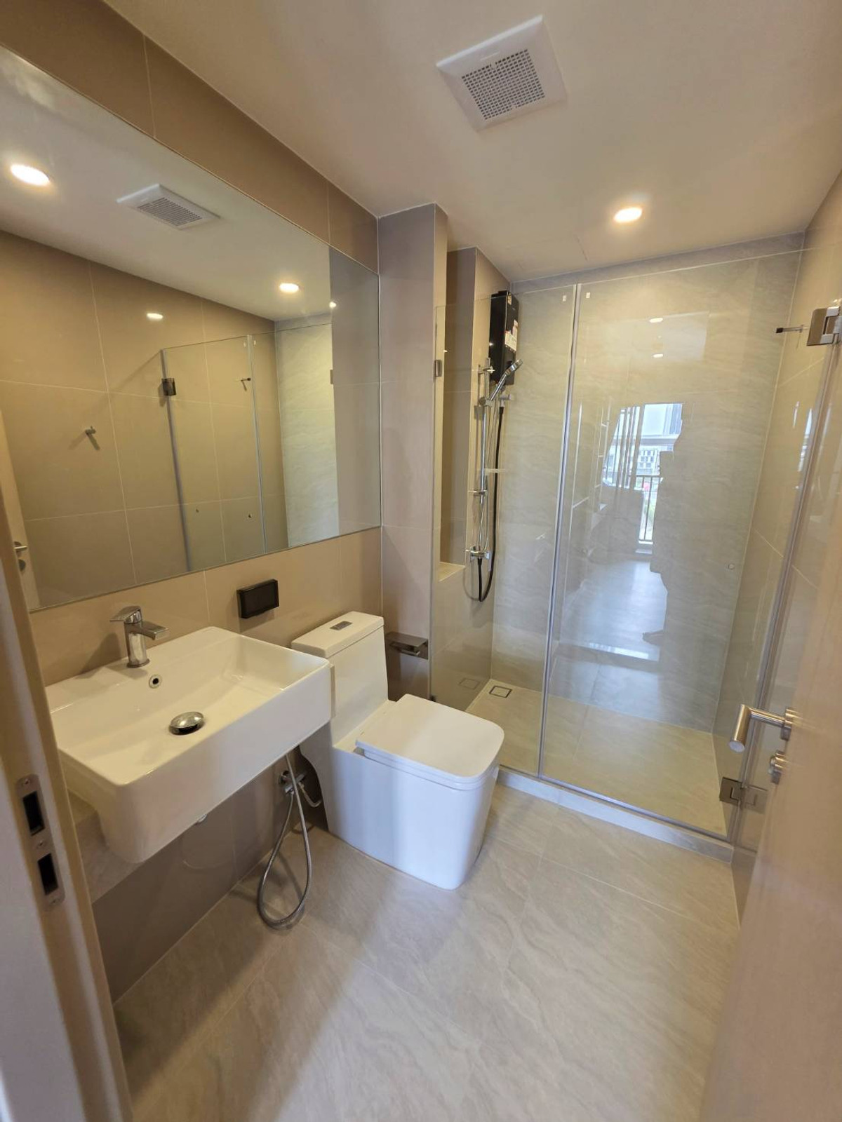 For RentCondoBangna, Bearing, Lasalle : 🔥For Rent Now🔥 Origin Place Bangna, brand new unit, never occupied. Next to MRT Sri Eiam Interchange (2 lines). Fully furnished with built-in furniture and Smart Closet. Near Central Bangna.