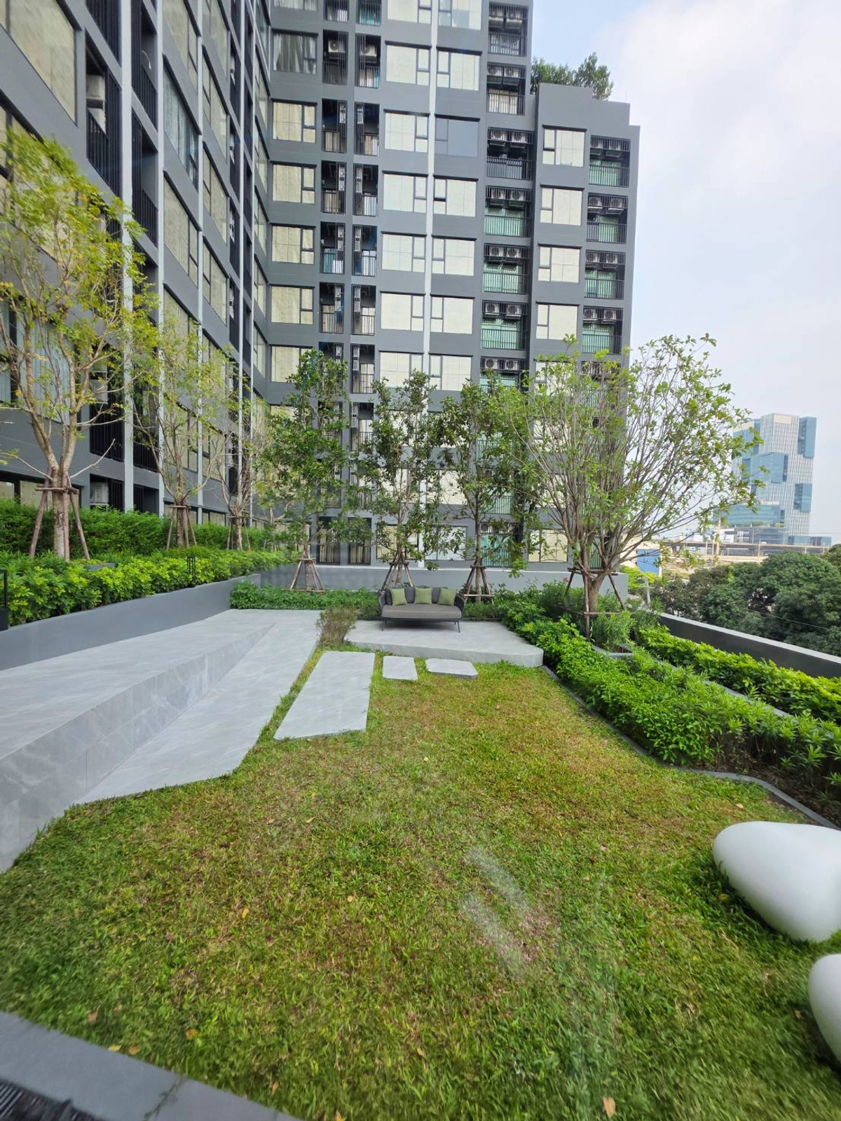 For RentCondoBangna, Bearing, Lasalle : 🔥For Rent Now🔥 Origin Place Bangna, brand new unit, never occupied. Next to MRT Sri Eiam Interchange (2 lines). Fully furnished with built-in furniture and Smart Closet. Near Central Bangna.