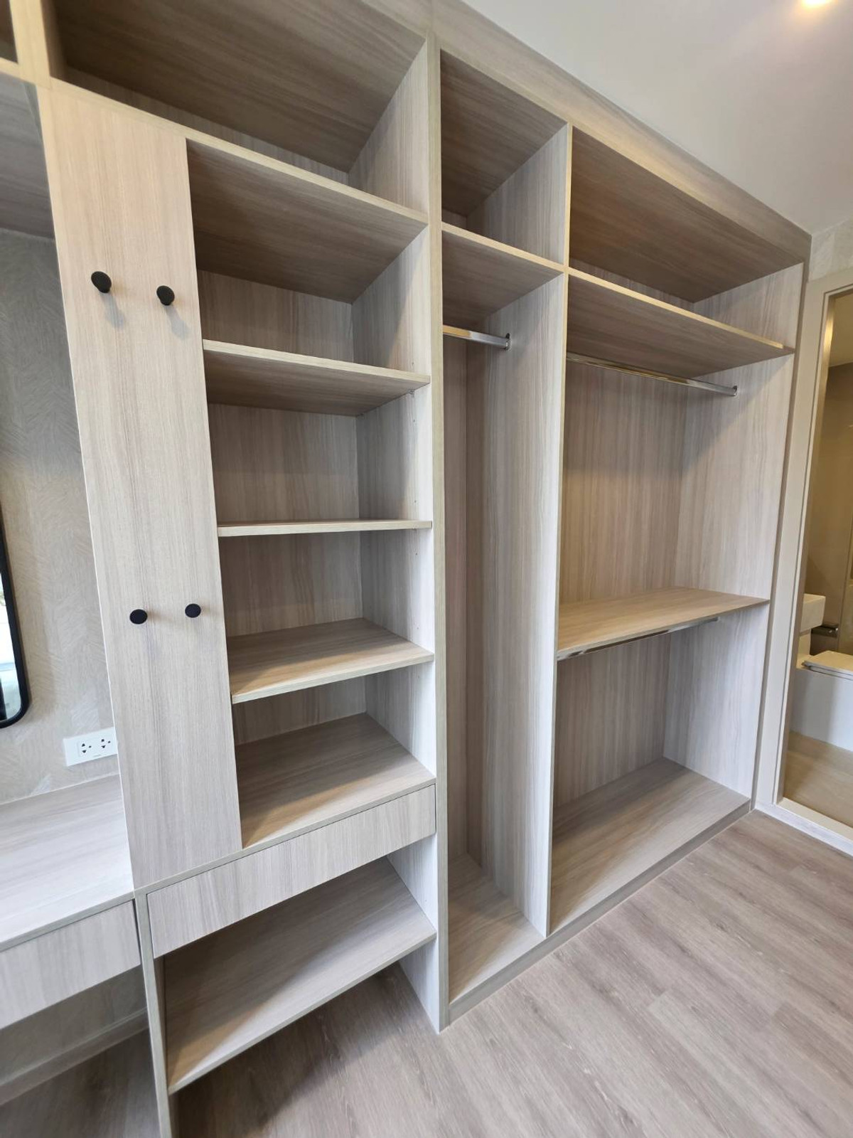 For RentCondoBangna, Bearing, Lasalle : 🔥For Rent Now🔥 Origin Place Bangna, brand new unit, never occupied. Next to MRT Sri Eiam Interchange (2 lines). Fully furnished with built-in furniture and Smart Closet. Near Central Bangna.