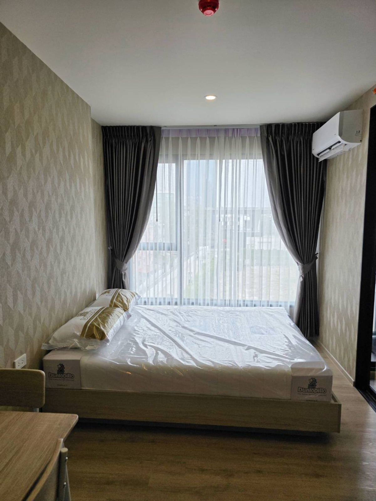For RentCondoBangna, Bearing, Lasalle : 🔥For Rent Now🔥 Origin Place Bangna, brand new unit, never occupied. Next to MRT Sri Eiam Interchange (2 lines). Fully furnished with built-in furniture and Smart Closet. Near Central Bangna.