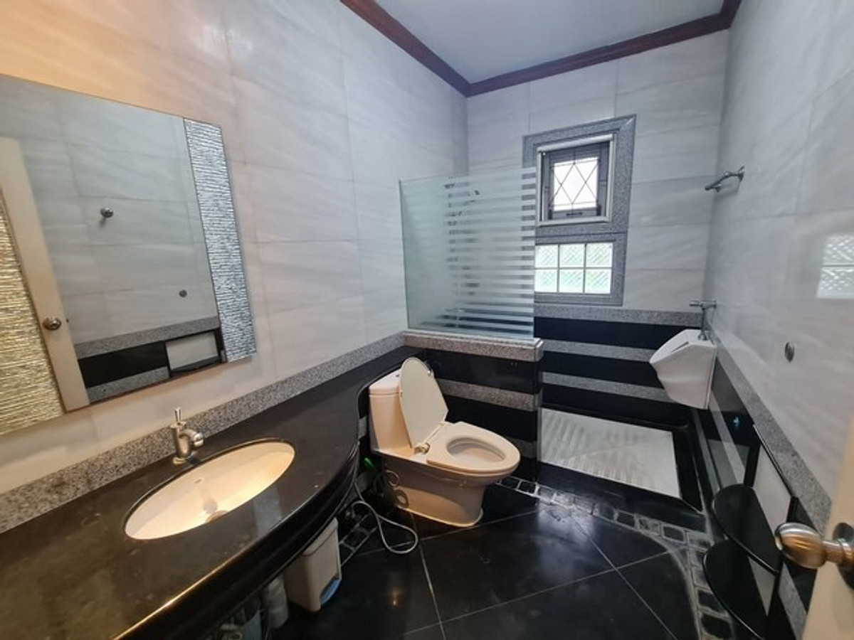 ให้เช่าบ้านเกษตร นวมินทร์ ลาดปลาเค้า : HR3240ให้เช่าบ้านเดี่ยวหลังใหญ่ 5 ห้องนอน ทำเลเลียบด่วน-เกษตรนวมินทร์ หมู่บ้านชวนชื่น ลาดพร้าว  พื้นที่ใช้สอยจุใจ 347 ตร.ม. พร้อมเฟอร์นิเจอร์และเครื่องใช้ไฟฟ้าครบชุด หิ้วกระเป๋าเข้าอยู่ได้เลย