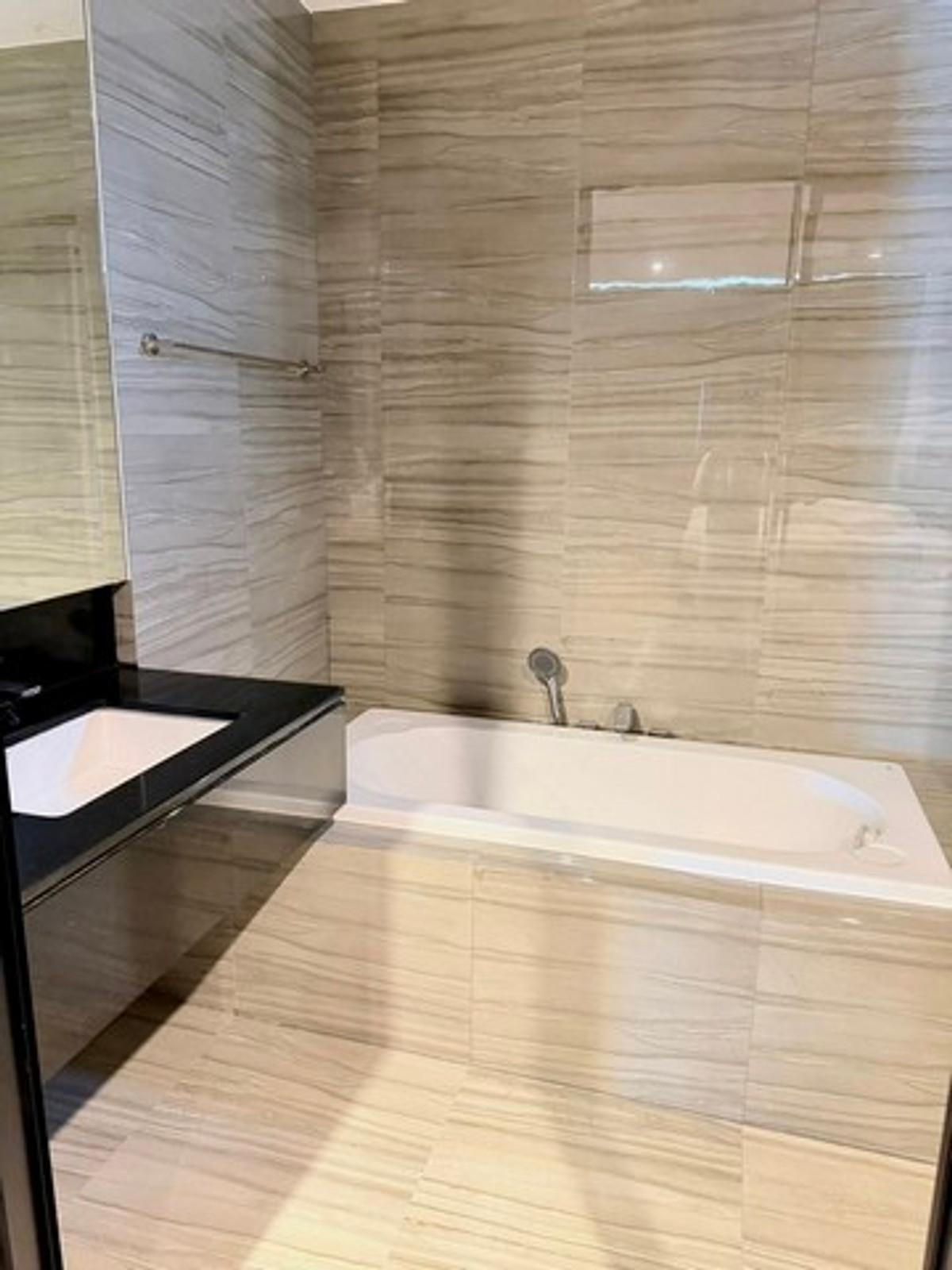 For RentTownhomePattanakan, Srinakarin : HR3237 corner townhome for rent Luxurious built-ins throughout the house, Nirvana Define Srinakarin-Rama 9, location next to the main road. ""New Krungthep Kreetha"" Travel into Rama 9 city in just a few minutes.