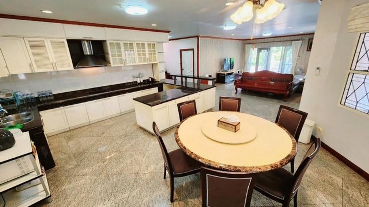 ให้เช่าบ้านเกษตร นวมินทร์ ลาดปลาเค้า : HR3240ให้เช่าบ้านเดี่ยวหลังใหญ่ 5 ห้องนอน ทำเลเลียบด่วน-เกษตรนวมินทร์ หมู่บ้านชวนชื่น ลาดพร้าว  พื้นที่ใช้สอยจุใจ 347 ตร.ม. พร้อมเฟอร์นิเจอร์และเครื่องใช้ไฟฟ้าครบชุด หิ้วกระเป๋าเข้าอยู่ได้เลย