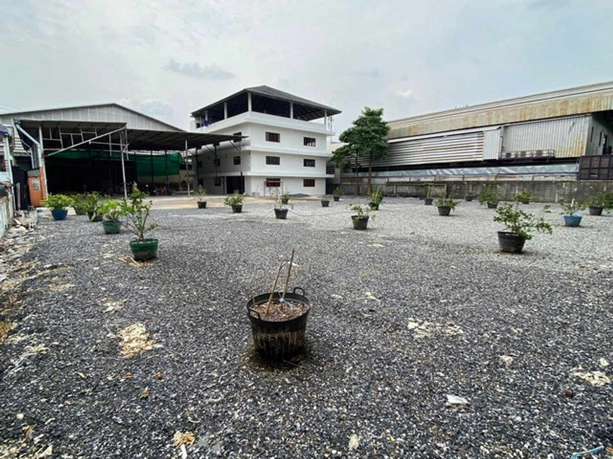 For RentWarehouseBangna, Bearing, Lasalle : HR3239 Warehouse for rent with office Whole house renovated, prime location, Bangna area, KM.2, opposite Central Bangna. Spacious area of ​​almost 1 rai, meets the needs of every SME & E-commerce business.