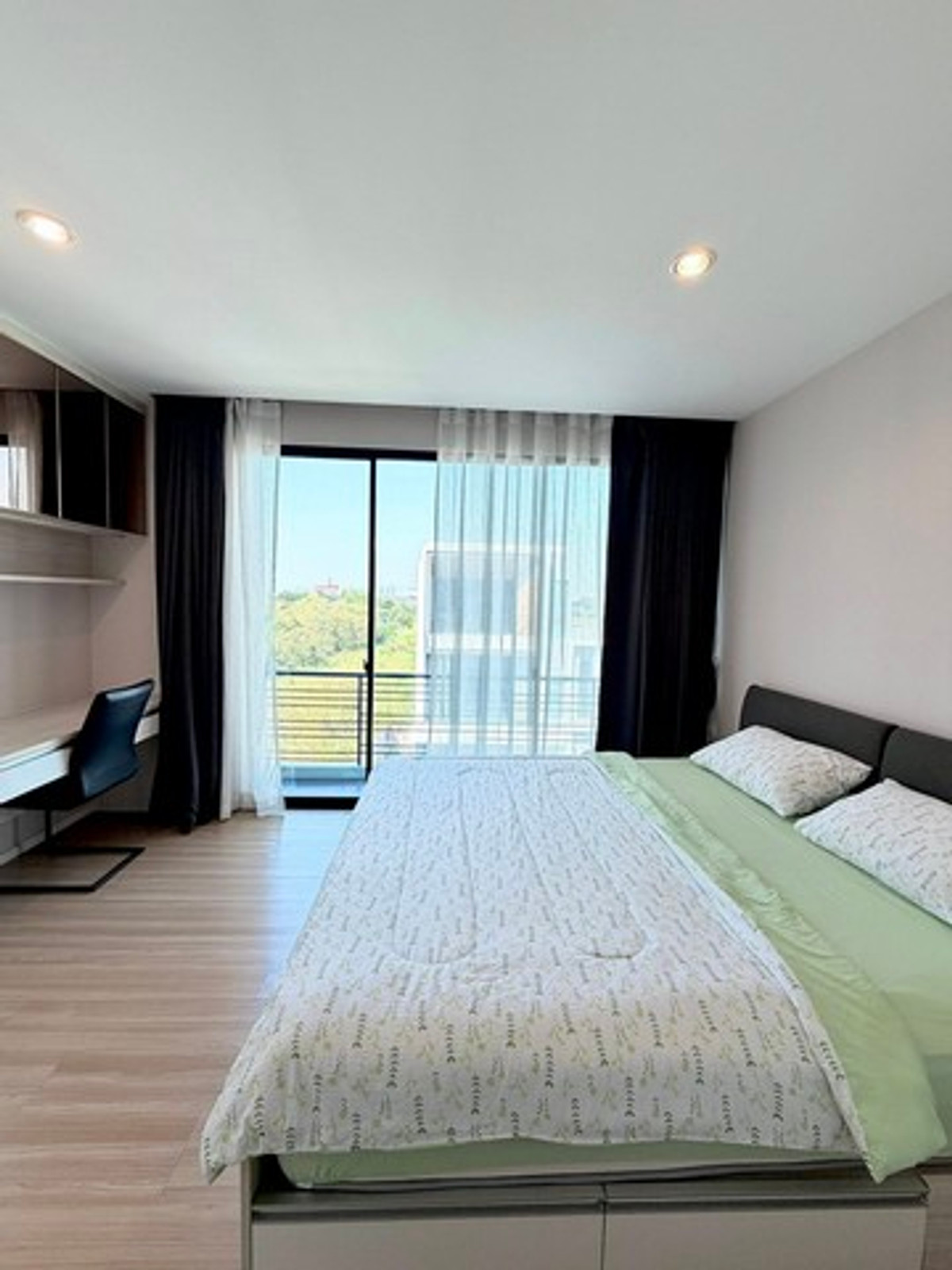 For RentTownhomePattanakan, Srinakarin : HR3237 corner townhome for rent Luxurious built-ins throughout the house, Nirvana Define Srinakarin-Rama 9, location next to the main road. ""New Krungthep Kreetha"" Travel into Rama 9 city in just a few minutes.