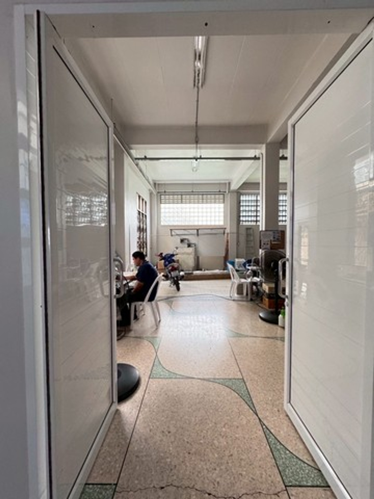 ให้เช่าอาคารพาณิชย์พัฒนาการ ศรีนครินทร์ : HR3224ให้เช่าอาคารพาณิชย์พื้นที่ใหญ่ 1,100 ตร.ม. ทำเลทองติดถนนศรีนครินทร์ หน้าร้านโดดเด่นติดถนนใหญ่ (ฝั่งซีคอนสแควร์) | ใกล้ MRT ศรีนุช เพียงไม่กี่ก้าว