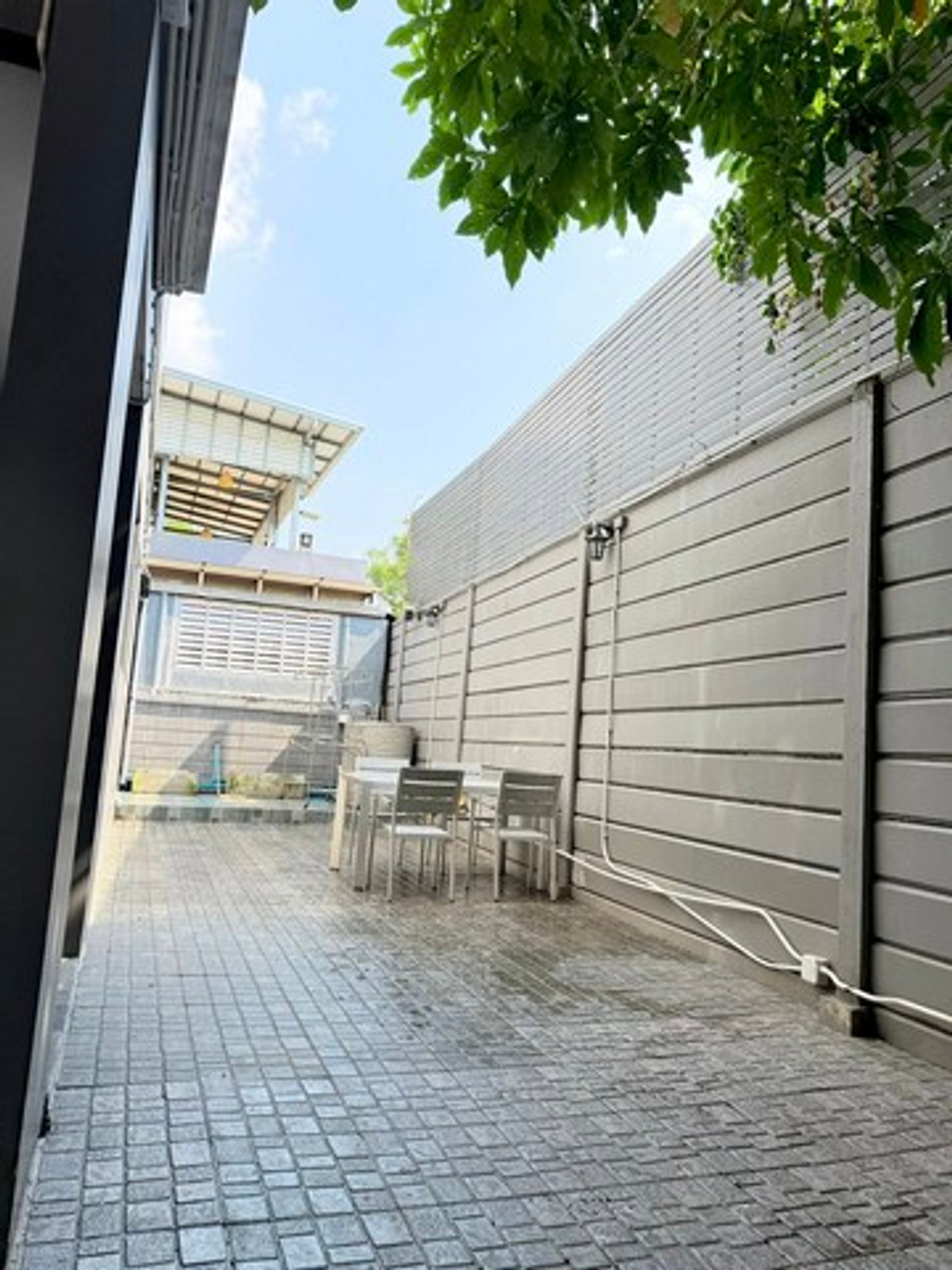For RentTownhomePattanakan, Srinakarin : HR3237 corner townhome for rent Luxurious built-ins throughout the house, Nirvana Define Srinakarin-Rama 9, location next to the main road. ""New Krungthep Kreetha"" Travel into Rama 9 city in just a few minutes.