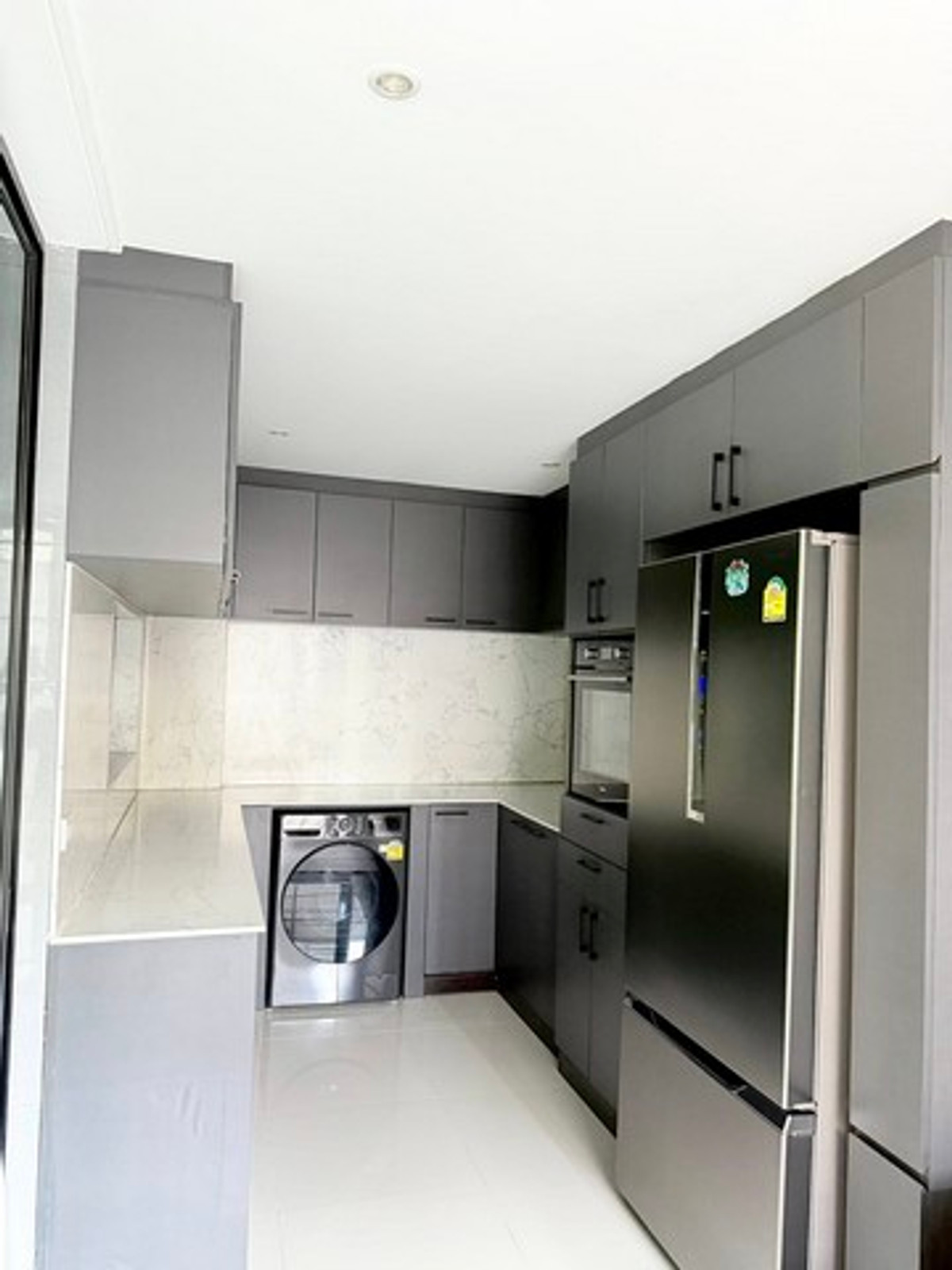 For RentTownhomePattanakan, Srinakarin : HR3237 corner townhome for rent Luxurious built-ins throughout the house, Nirvana Define Srinakarin-Rama 9, location next to the main road. ""New Krungthep Kreetha"" Travel into Rama 9 city in just a few minutes.