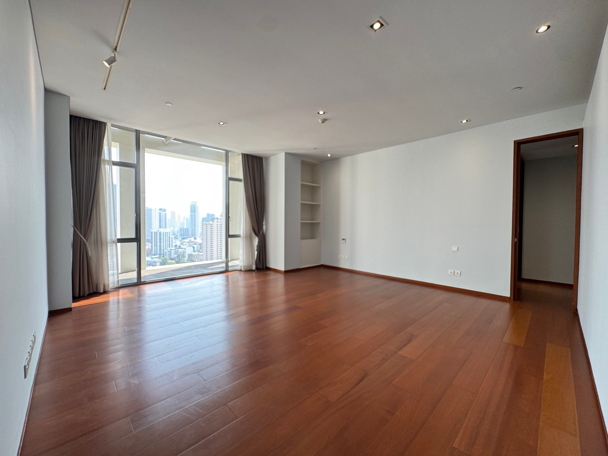 ให้เช่าคอนโดสาทร นราธิวาส : ให้เช่ายูนิตหายาก! ที่ The Sukhothai residences ห้องดูเพล็กซ์สุดหรู ใจกลางสาทร พร้อมลิฟต์ส่วนตัว  ห้องนั่งเล่นกว้างขวาง ระเบียงที่มองเห็นวิวเมือง มาพร้อมกับจากุชชี่ส่วนตัว, เดินทางง่าย ใกล้ศูนย์การค้า One Bangkok และ MRT ลุมพินี