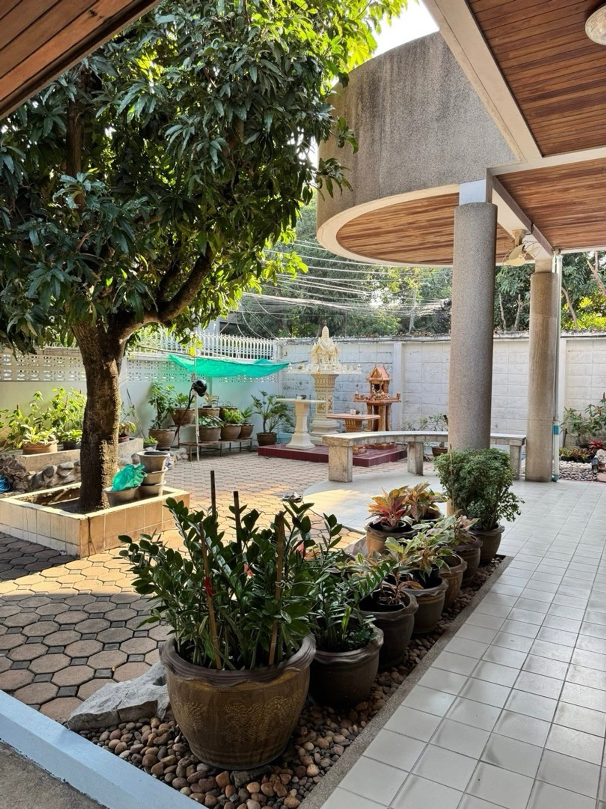 ขายบ้านสาทร นราธิวาส : ขายบ้านเดี่ยว 3 ชั้น ซอยนราธิวาสราชนครินทร์ 18 มี 4 ห้องนอน 3 ห้องน้ำ  1 ห้องอเนกประสงค์ 1 ห้องนั่งเล่น มีโรงจอดรถ จอดได้ 3-4 คัน
