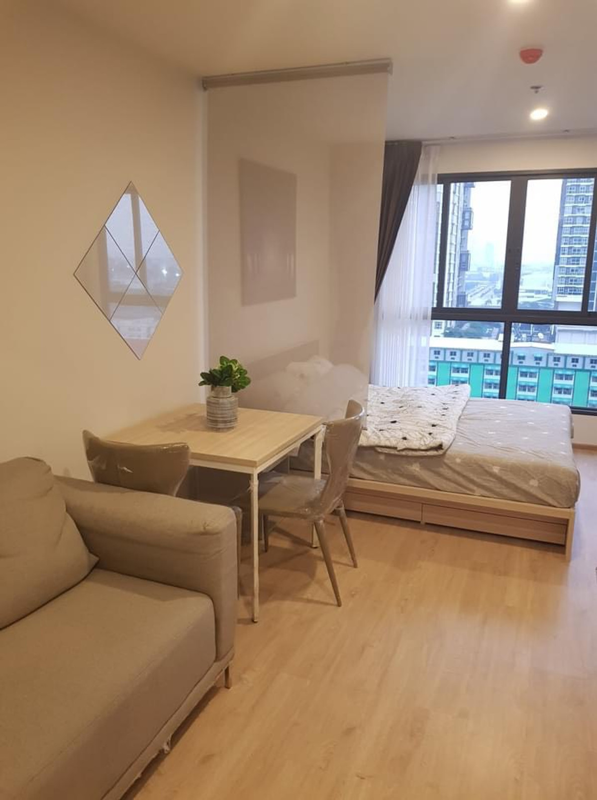 For RentCondoBangna, Bearing, Lasalle : Condo for Rent: Ideo O2 Near BTS Bang Na (approx. 300 meters)