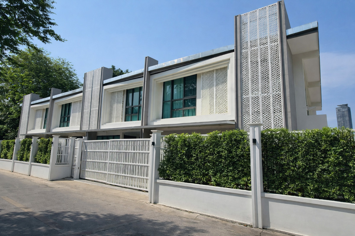 For RentHouseSukhumvit, Asoke, Thonglor : Fully renovated 4-bedroom house in Phrom Phong ** NO CO-AGENT ** 