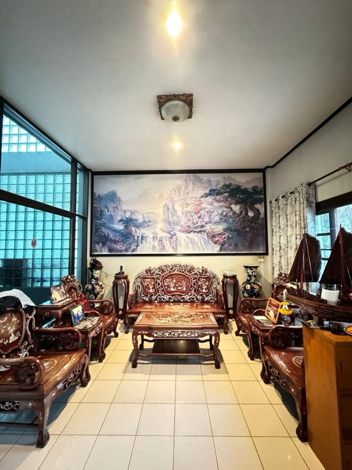 ขายบ้านสาทร นราธิวาส : ขายบ้านเดี่ยว 3 ชั้น ซอยนราธิวาสราชนครินทร์ 18 มี 4 ห้องนอน 3 ห้องน้ำ  1 ห้องอเนกประสงค์ 1 ห้องนั่งเล่น มีโรงจอดรถ จอดได้ 3-4 คัน
