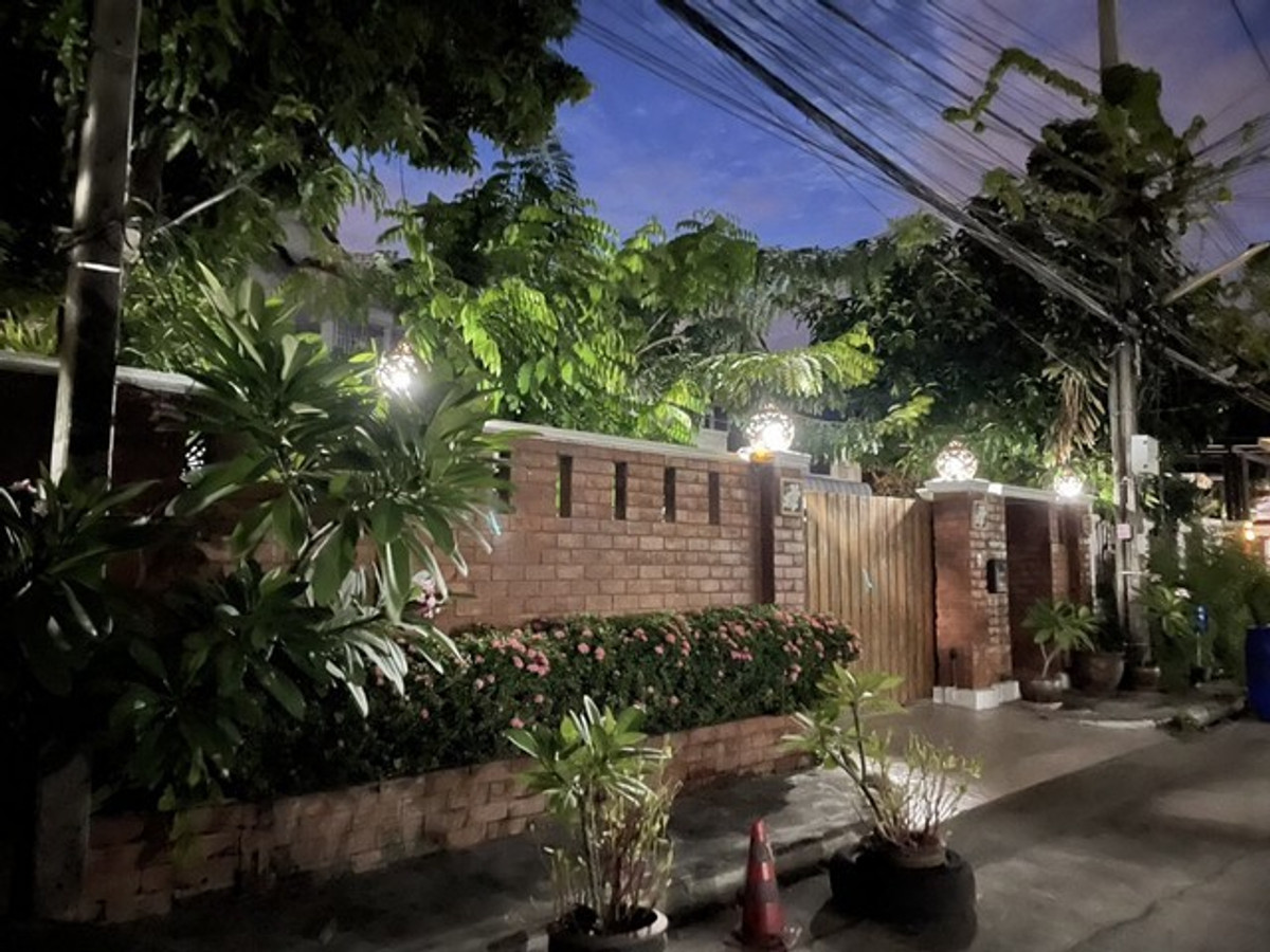 ให้เช่าบ้านนวมินทร์ รามอินทรา : HR3233ให้เช่าบ้านเดี่ยว 2 ชั้น ซอยนวมินทร์ 111 – พื้นที่กว้าง สวนร่มรื่น พร้อมอยู่ บรรยากาศเงียบสงบ ลมเย็นสบาย เหมาะสำหรับพักอาศัยอย่างยิ่ง