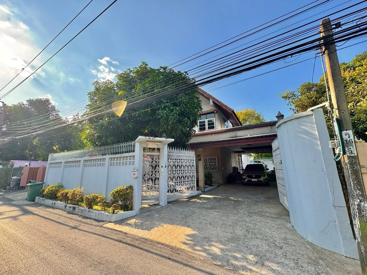 ขายบ้านสาทร นราธิวาส : ขายบ้านเดี่ยว 3 ชั้น ซอยนราธิวาสราชนครินทร์ 18 มี 4 ห้องนอน 3 ห้องน้ำ  1 ห้องอเนกประสงค์ 1 ห้องนั่งเล่น มีโรงจอดรถ จอดได้ 3-4 คัน
