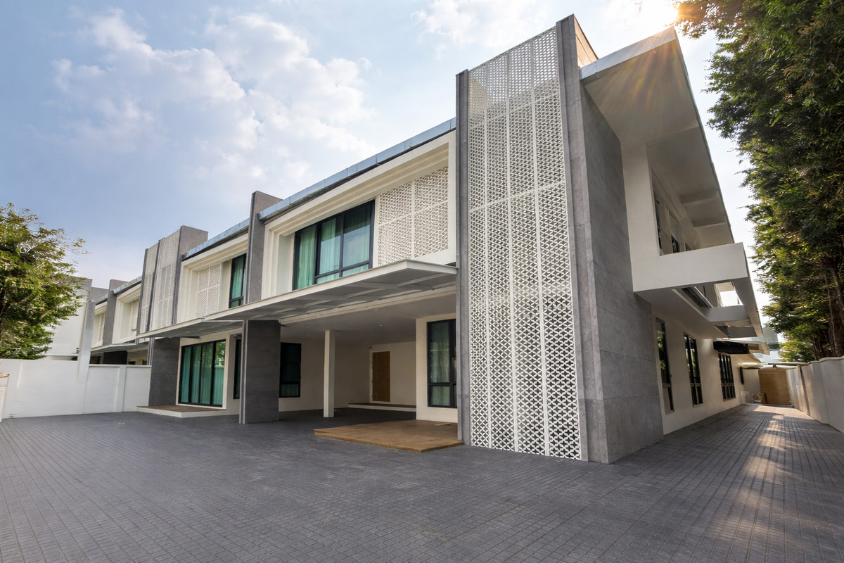 For RentHouseSukhumvit, Asoke, Thonglor : Fully renovated 4-bedroom house in Phrom Phong ** NO CO-AGENT ** 