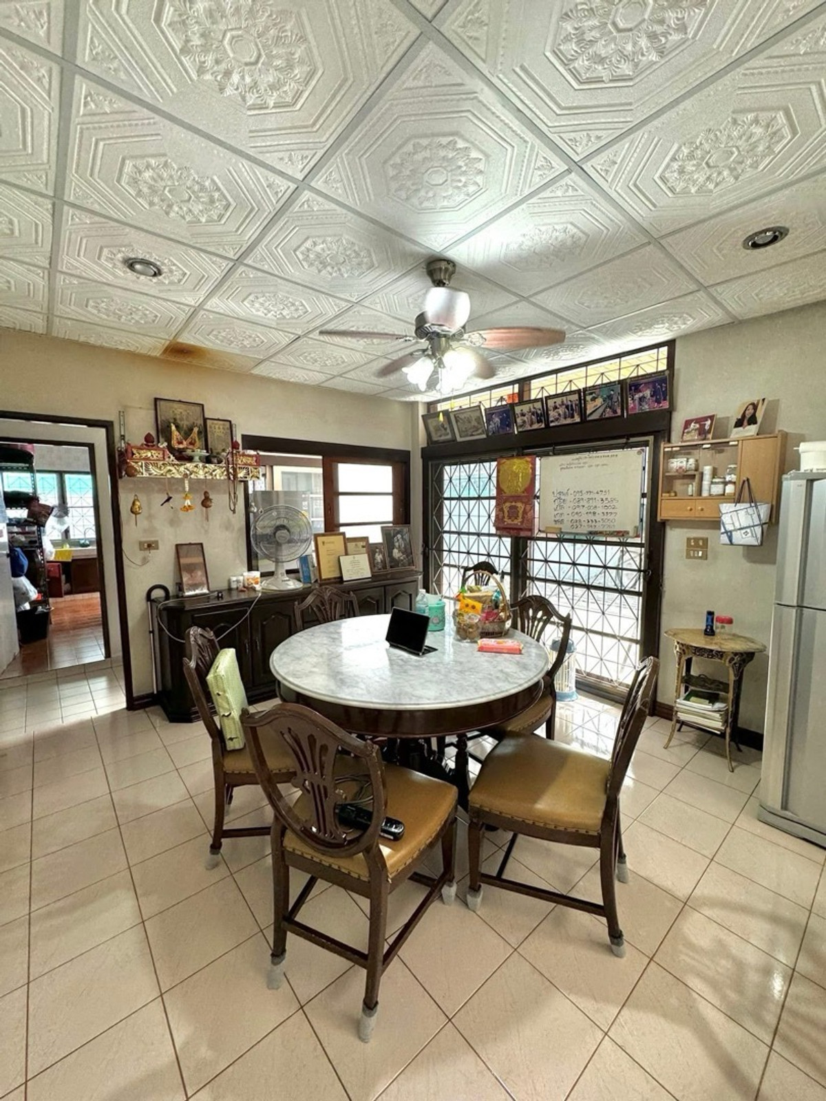 ขายบ้านสาทร นราธิวาส : ขายบ้านเดี่ยว 3 ชั้น ซอยนราธิวาสราชนครินทร์ 18 มี 4 ห้องนอน 3 ห้องน้ำ  1 ห้องอเนกประสงค์ 1 ห้องนั่งเล่น มีโรงจอดรถ จอดได้ 3-4 คัน
