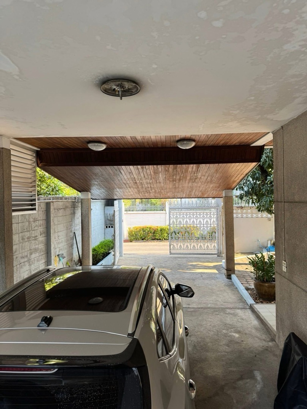 ขายบ้านสาทร นราธิวาส : ขายบ้านเดี่ยว 3 ชั้น ซอยนราธิวาสราชนครินทร์ 18 มี 4 ห้องนอน 3 ห้องน้ำ  1 ห้องอเนกประสงค์ 1 ห้องนั่งเล่น มีโรงจอดรถ จอดได้ 3-4 คัน
