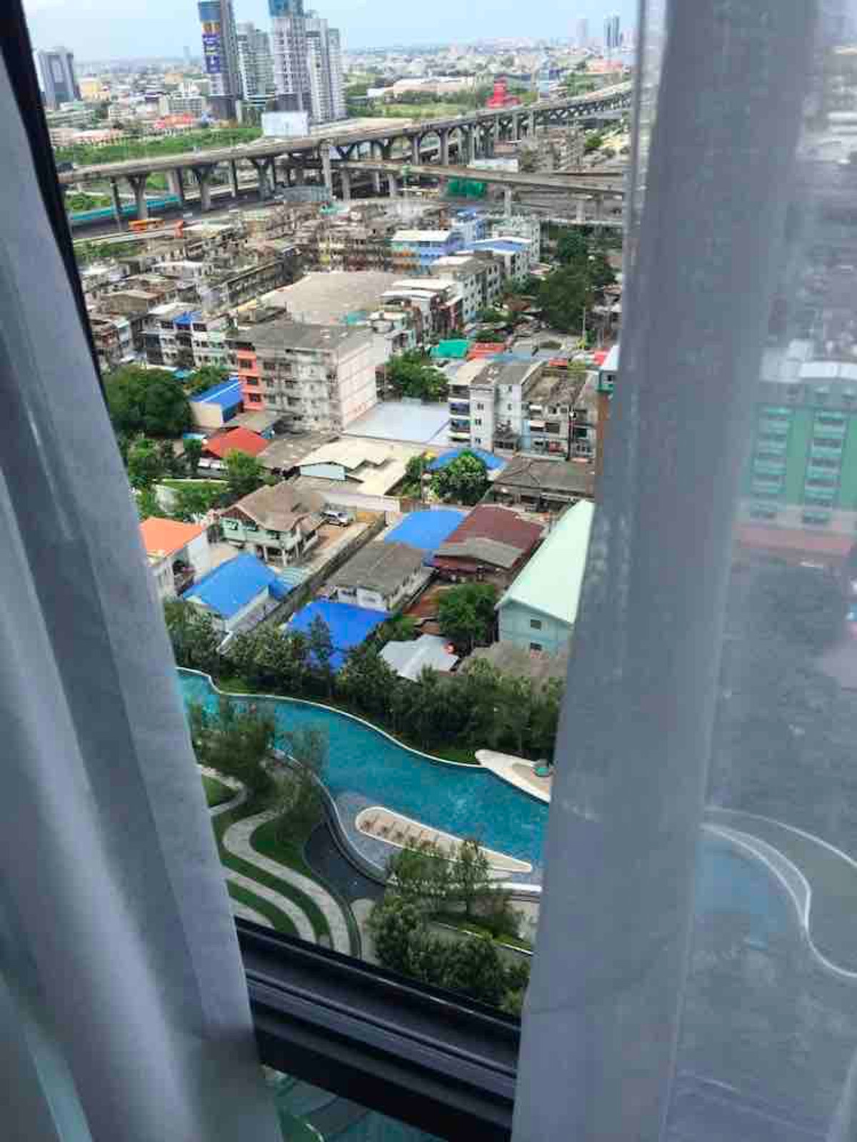 For RentCondoBangna, Bearing, Lasalle : Condo for Rent: Ideo O2 Near BTS Bang Na (approx. 300 meters)