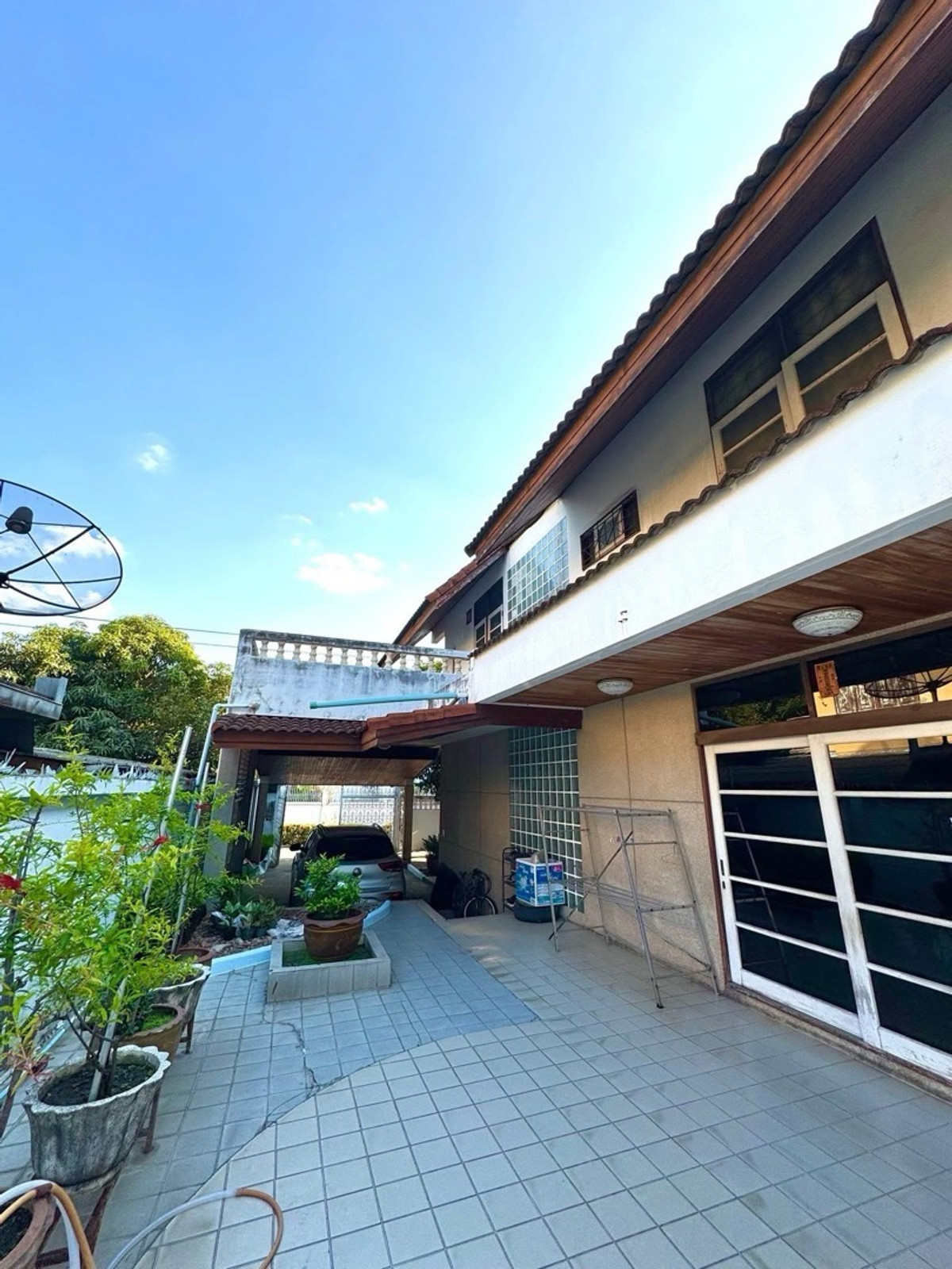 ขายบ้านสาทร นราธิวาส : ขายบ้านเดี่ยว 3 ชั้น ซอยนราธิวาสราชนครินทร์ 18 มี 4 ห้องนอน 3 ห้องน้ำ  1 ห้องอเนกประสงค์ 1 ห้องนั่งเล่น มีโรงจอดรถ จอดได้ 3-4 คัน
