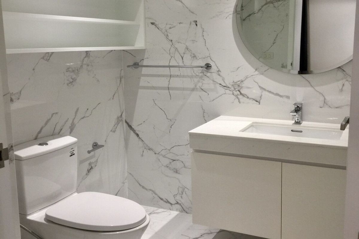 For SaleCondoSukhumvit, Asoke, Thonglor : 🔥 Sale with tenant !! 🔥 Code C20230203376.........Royal Castle Sukhumvit, 3 bedroom, 3 bathroom, 1 maid's room, furnished, Special Deal!!📣📣