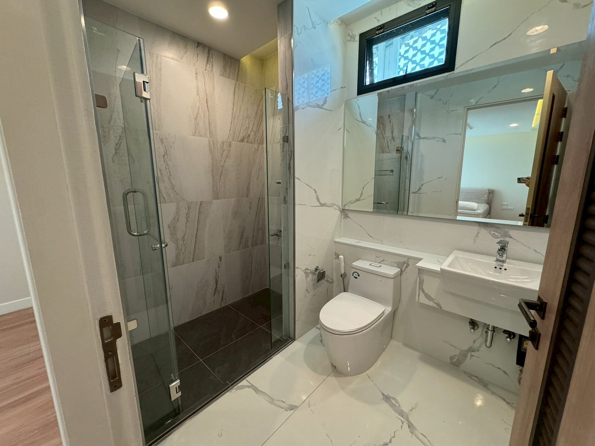 For RentHouseSukhumvit, Asoke, Thonglor : Fully renovated 4-bedroom house in Phrom Phong ** NO CO-AGENT ** 