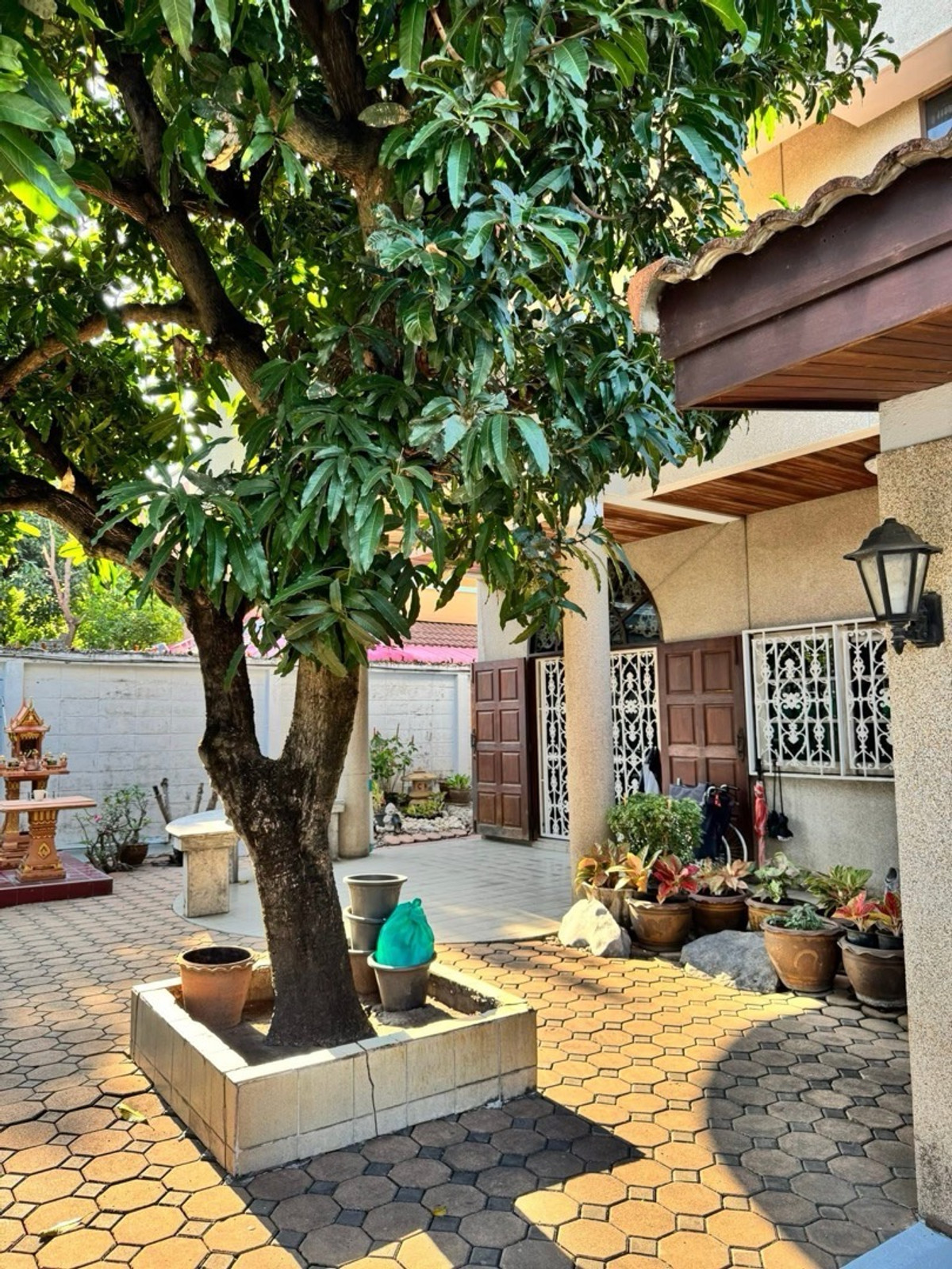 ขายบ้านสาทร นราธิวาส : ขายบ้านเดี่ยว 3 ชั้น ซอยนราธิวาสราชนครินทร์ 18 มี 4 ห้องนอน 3 ห้องน้ำ  1 ห้องอเนกประสงค์ 1 ห้องนั่งเล่น มีโรงจอดรถ จอดได้ 3-4 คัน
