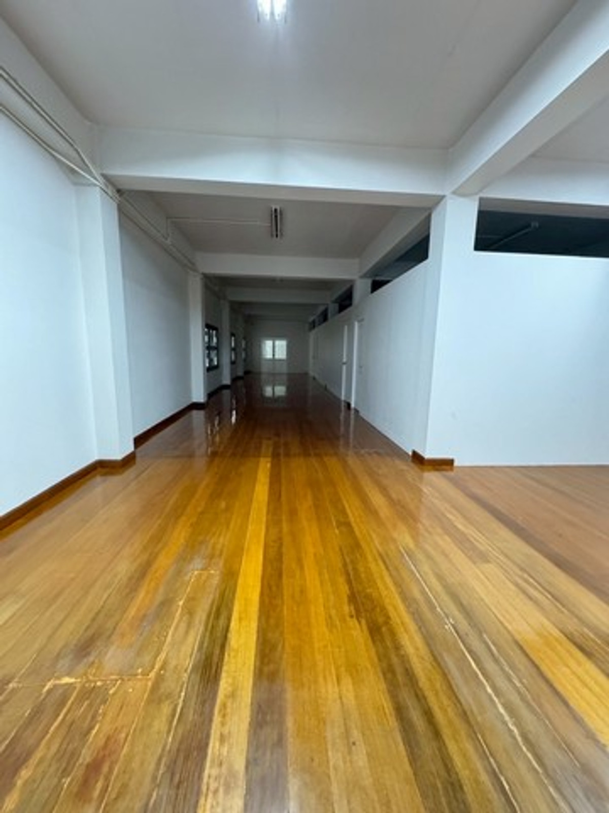 ให้เช่าอาคารพาณิชย์พัฒนาการ ศรีนครินทร์ : HR3224ให้เช่าอาคารพาณิชย์พื้นที่ใหญ่ 1,100 ตร.ม. ทำเลทองติดถนนศรีนครินทร์ หน้าร้านโดดเด่นติดถนนใหญ่ (ฝั่งซีคอนสแควร์) | ใกล้ MRT ศรีนุช เพียงไม่กี่ก้าว