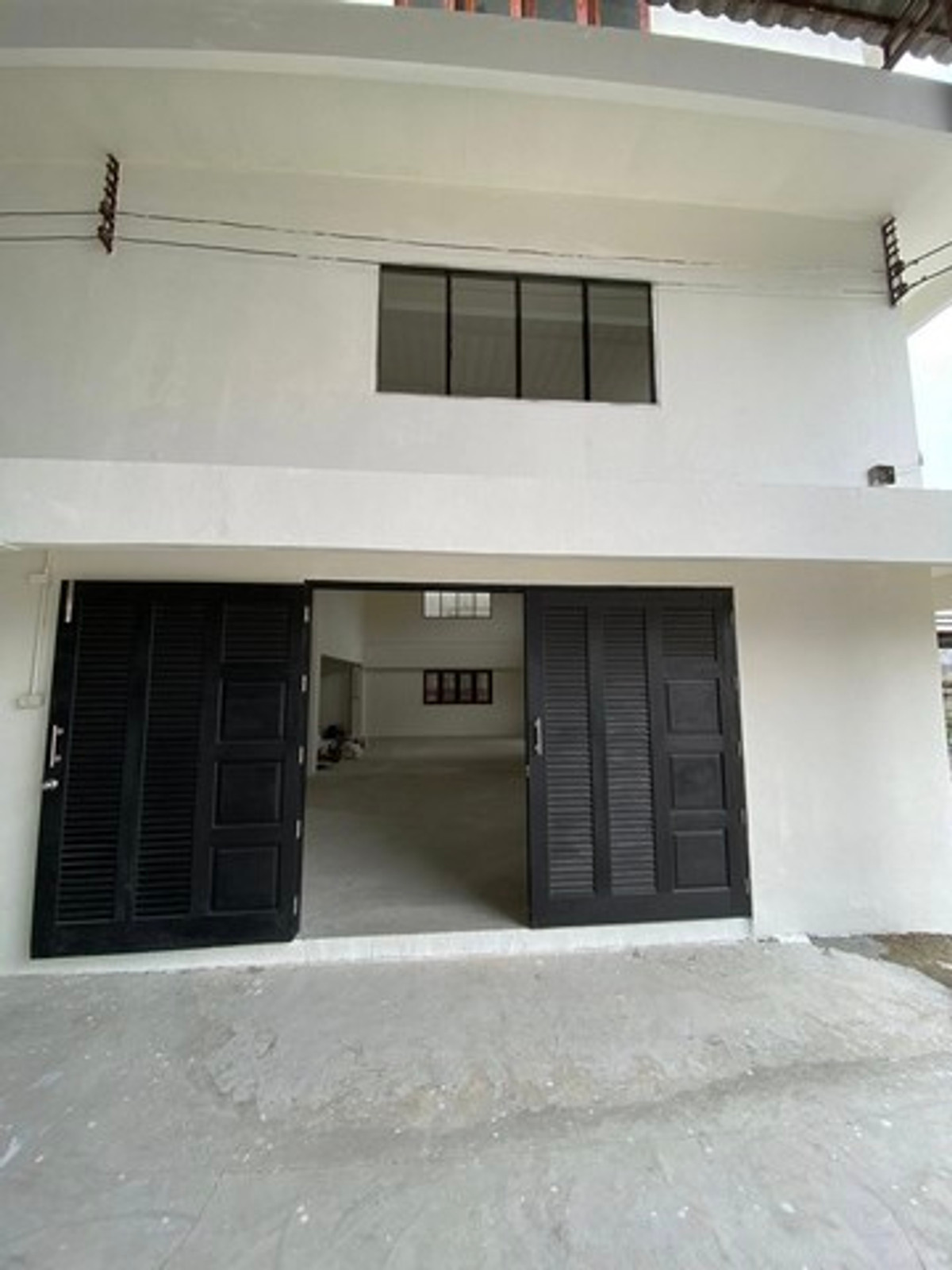 For RentWarehouseBangna, Bearing, Lasalle : HR3239 Warehouse for rent with office Whole house renovated, prime location, Bangna area, KM.2, opposite Central Bangna. Spacious area of ​​almost 1 rai, meets the needs of every SME & E-commerce business.