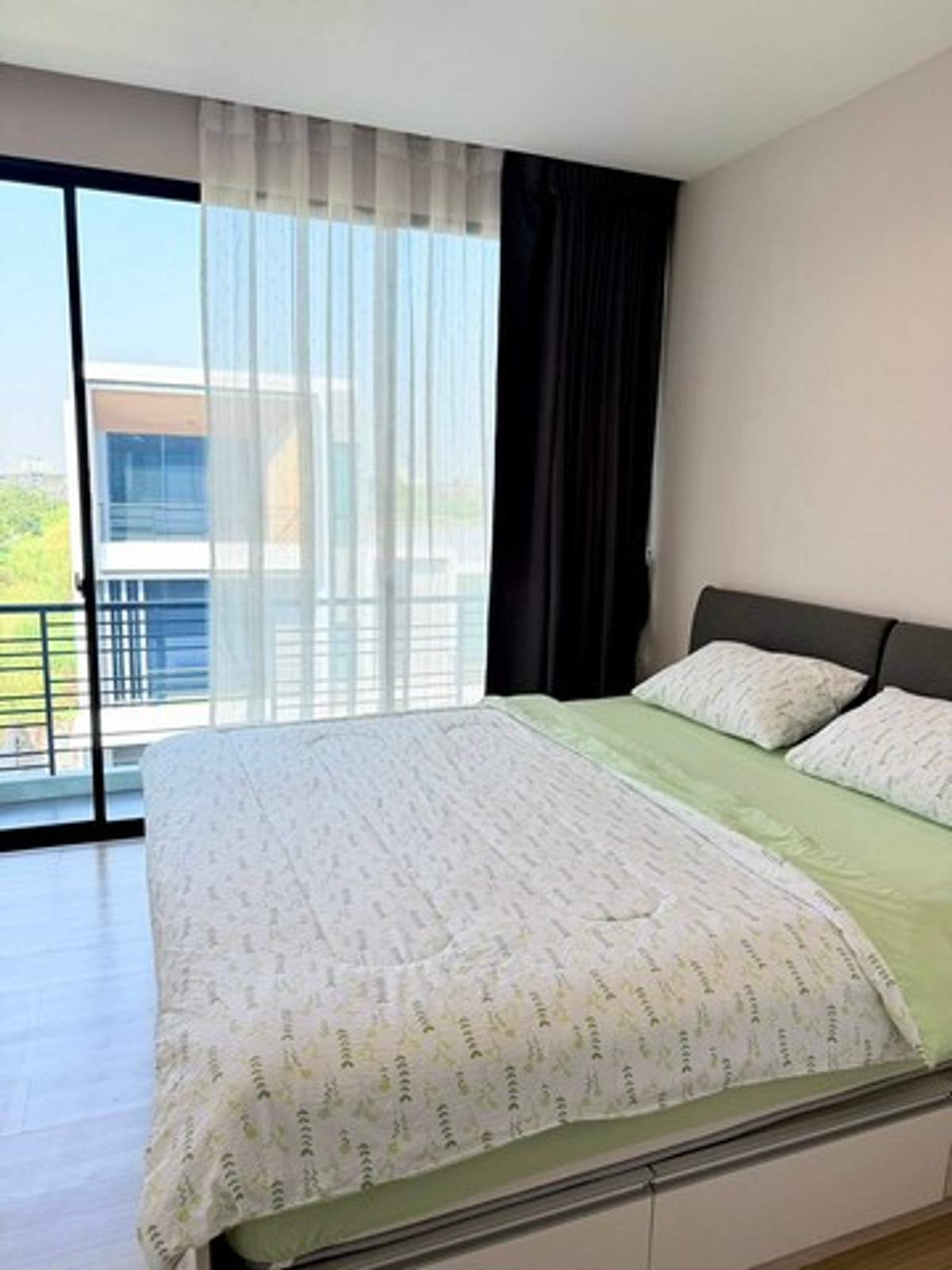 For RentTownhomePattanakan, Srinakarin : HR3237 corner townhome for rent Luxurious built-ins throughout the house, Nirvana Define Srinakarin-Rama 9, location next to the main road. ""New Krungthep Kreetha"" Travel into Rama 9 city in just a few minutes.