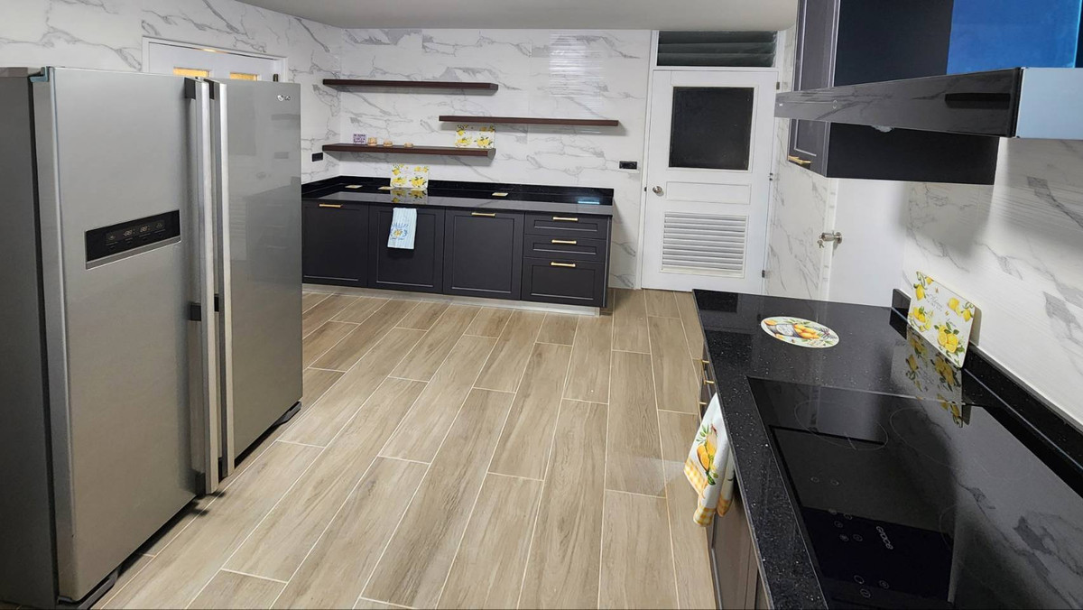 For RentCondoSukhumvit, Asoke, Thonglor : Recently renovated room, 3 bedrooms, 3 bathrooms, high floor, 223 sq m., 85,000.- baht.