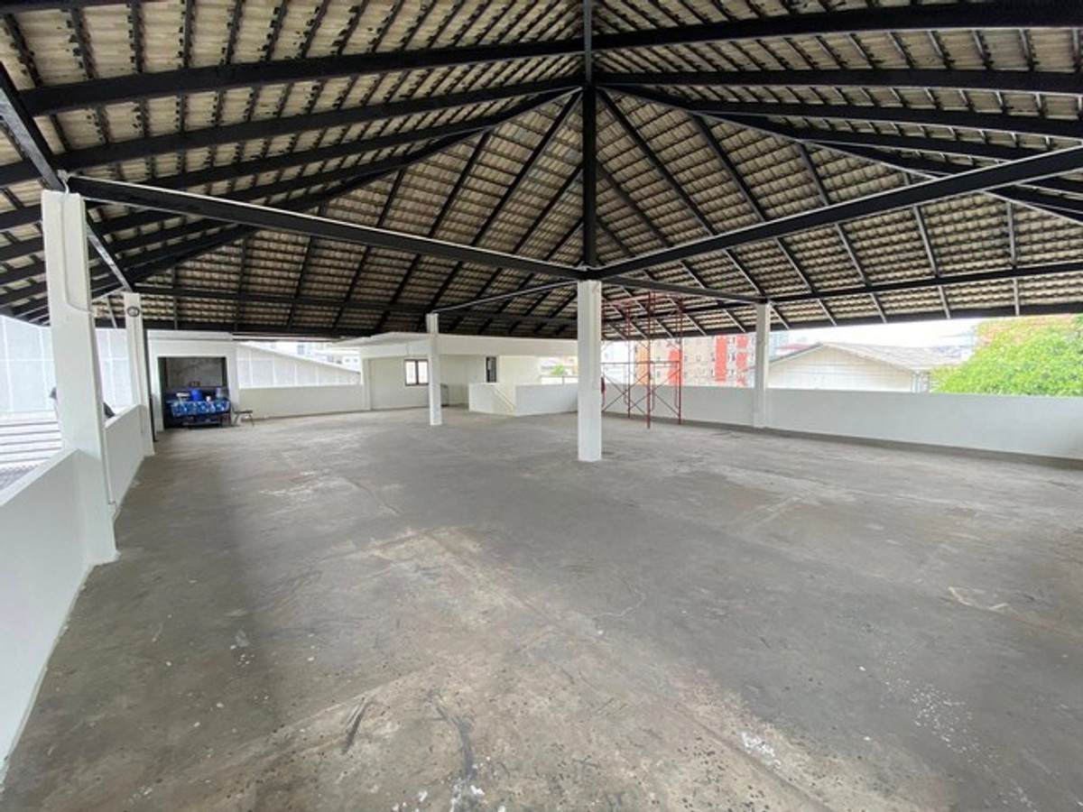 For RentWarehouseBangna, Bearing, Lasalle : HR3239 Warehouse for rent with office Whole house renovated, prime location, Bangna area, KM.2, opposite Central Bangna. Spacious area of ​​almost 1 rai, meets the needs of every SME & E-commerce business.