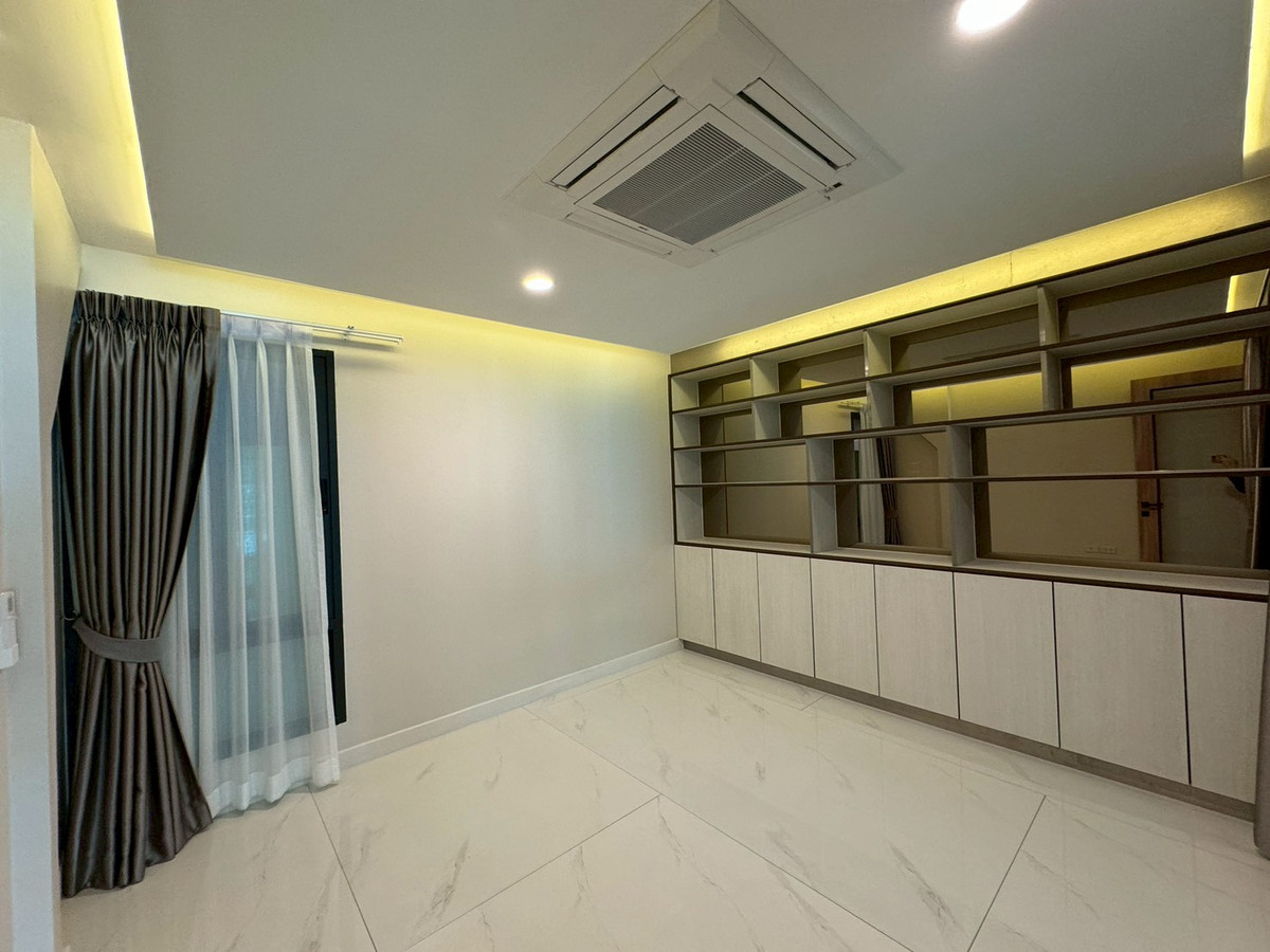 For RentHouseSukhumvit, Asoke, Thonglor : Fully renovated 4-bedroom house in Phrom Phong ** NO CO-AGENT ** 