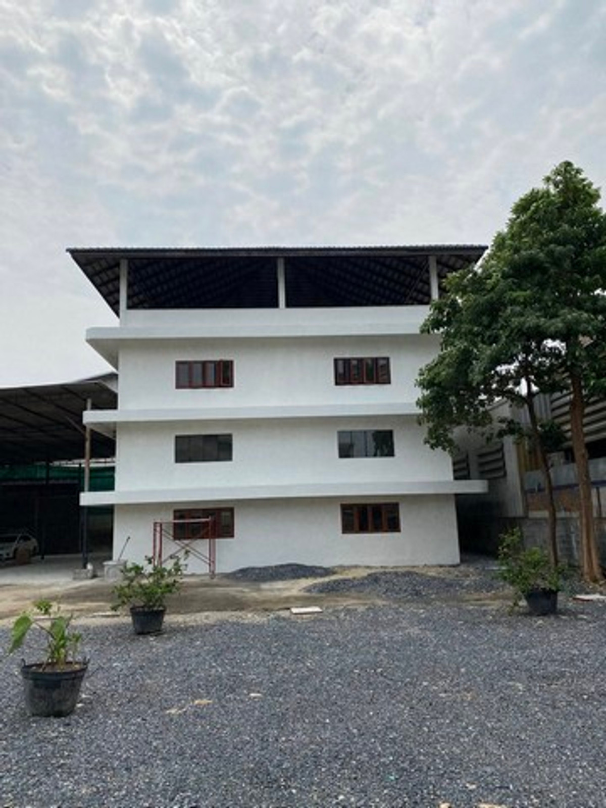 For RentWarehouseBangna, Bearing, Lasalle : HR3239 Warehouse for rent with office Whole house renovated, prime location, Bangna area, KM.2, opposite Central Bangna. Spacious area of ​​almost 1 rai, meets the needs of every SME & E-commerce business.
