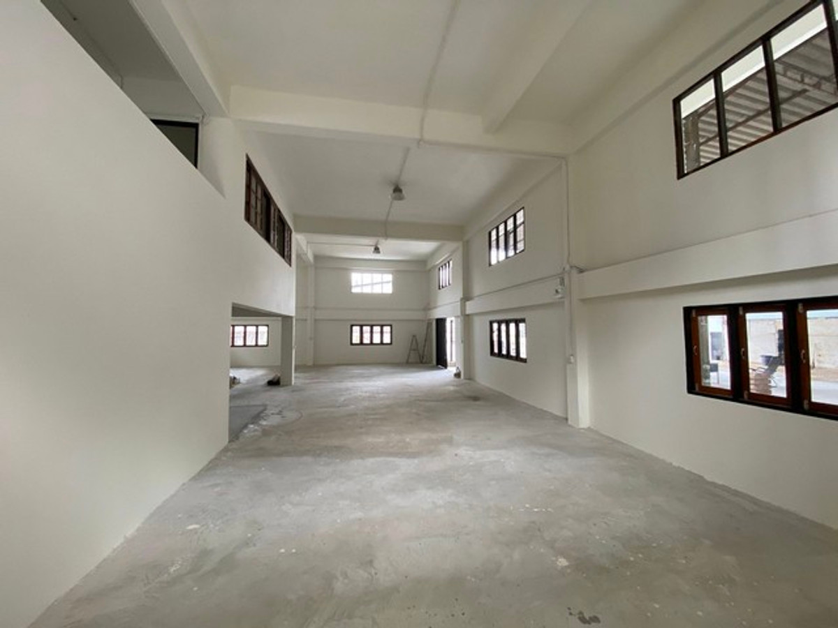 For RentWarehouseBangna, Bearing, Lasalle : HR3239 Warehouse for rent with office Whole house renovated, prime location, Bangna area, KM.2, opposite Central Bangna. Spacious area of ​​almost 1 rai, meets the needs of every SME & E-commerce business.