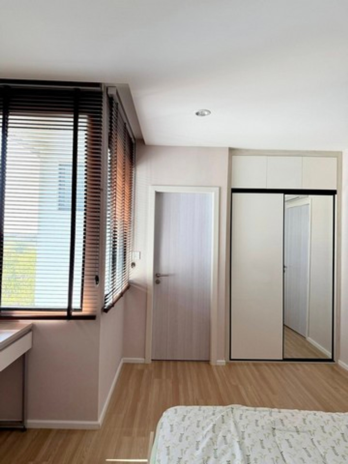 For RentTownhomePattanakan, Srinakarin : HR3237 corner townhome for rent Luxurious built-ins throughout the house, Nirvana Define Srinakarin-Rama 9, location next to the main road. ""New Krungthep Kreetha"" Travel into Rama 9 city in just a few minutes.