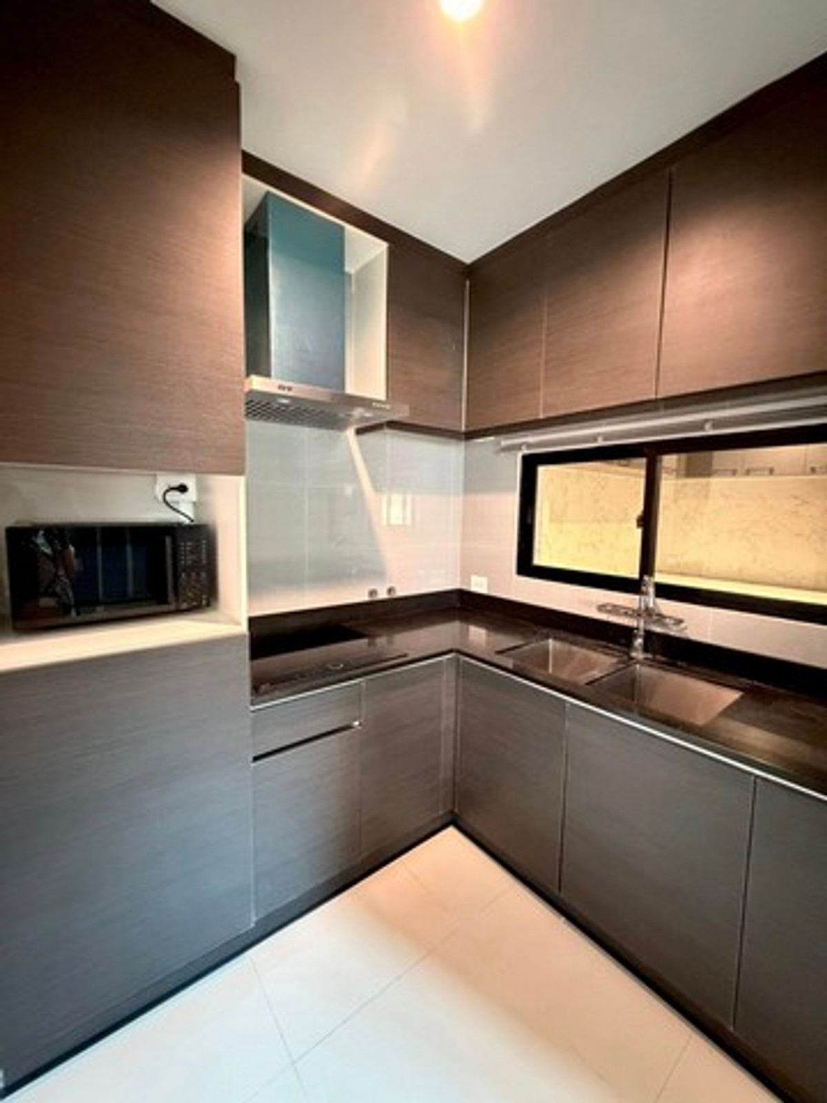 For RentTownhomePattanakan, Srinakarin : HR3237 corner townhome for rent Luxurious built-ins throughout the house, Nirvana Define Srinakarin-Rama 9, location next to the main road. ""New Krungthep Kreetha"" Travel into Rama 9 city in just a few minutes.