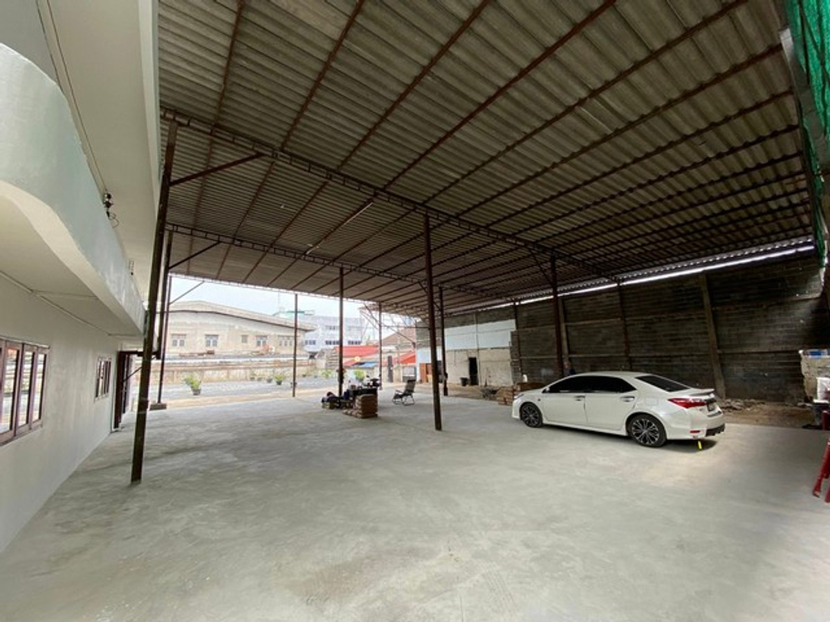 For RentWarehouseBangna, Bearing, Lasalle : HR3239 Warehouse for rent with office Whole house renovated, prime location, Bangna area, KM.2, opposite Central Bangna. Spacious area of ​​almost 1 rai, meets the needs of every SME & E-commerce business.