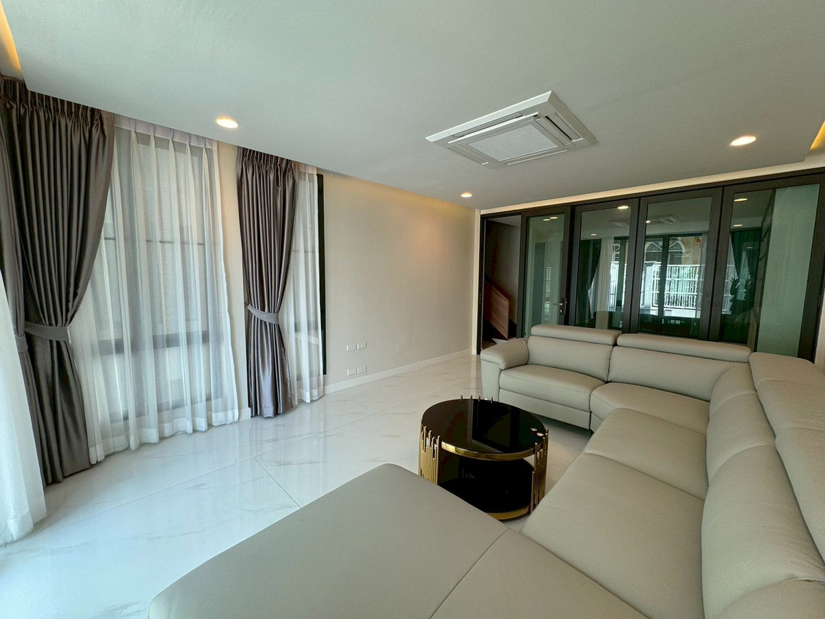 For RentHouseSukhumvit, Asoke, Thonglor : Fully renovated 4-bedroom house in Phrom Phong ** NO CO-AGENT ** 